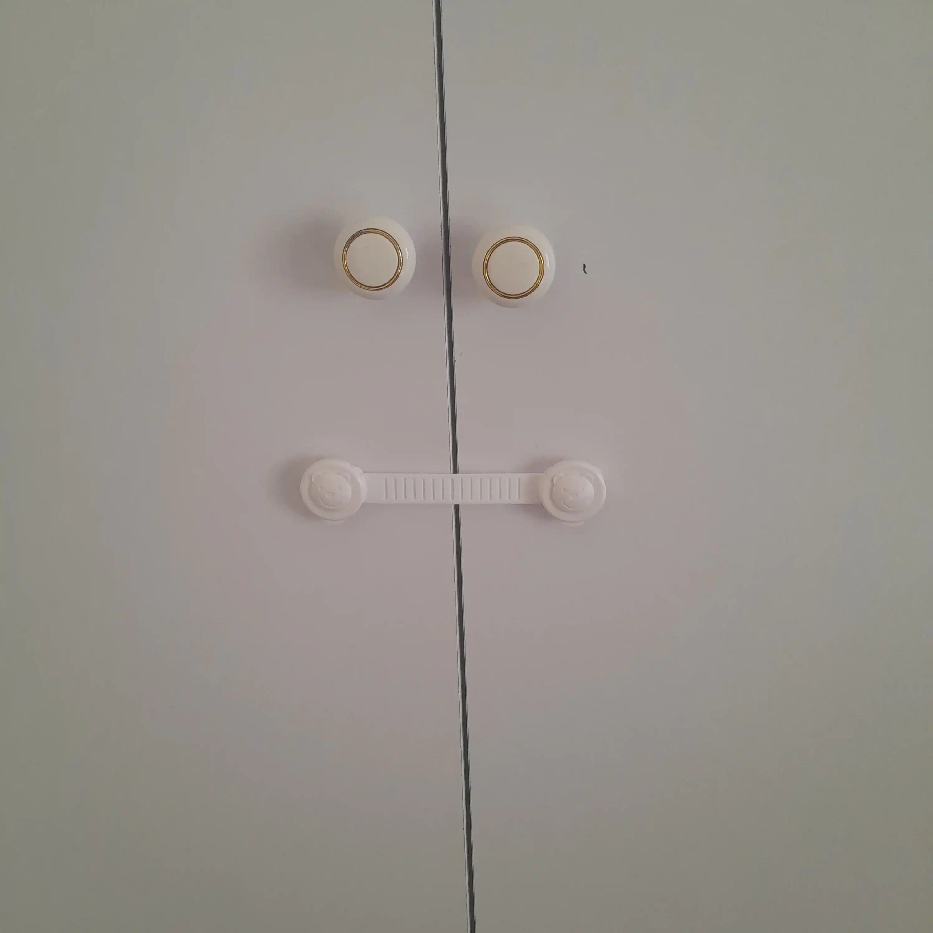 Mebel eshiklari va tortmalari uchun blokirator, bolalar uchun