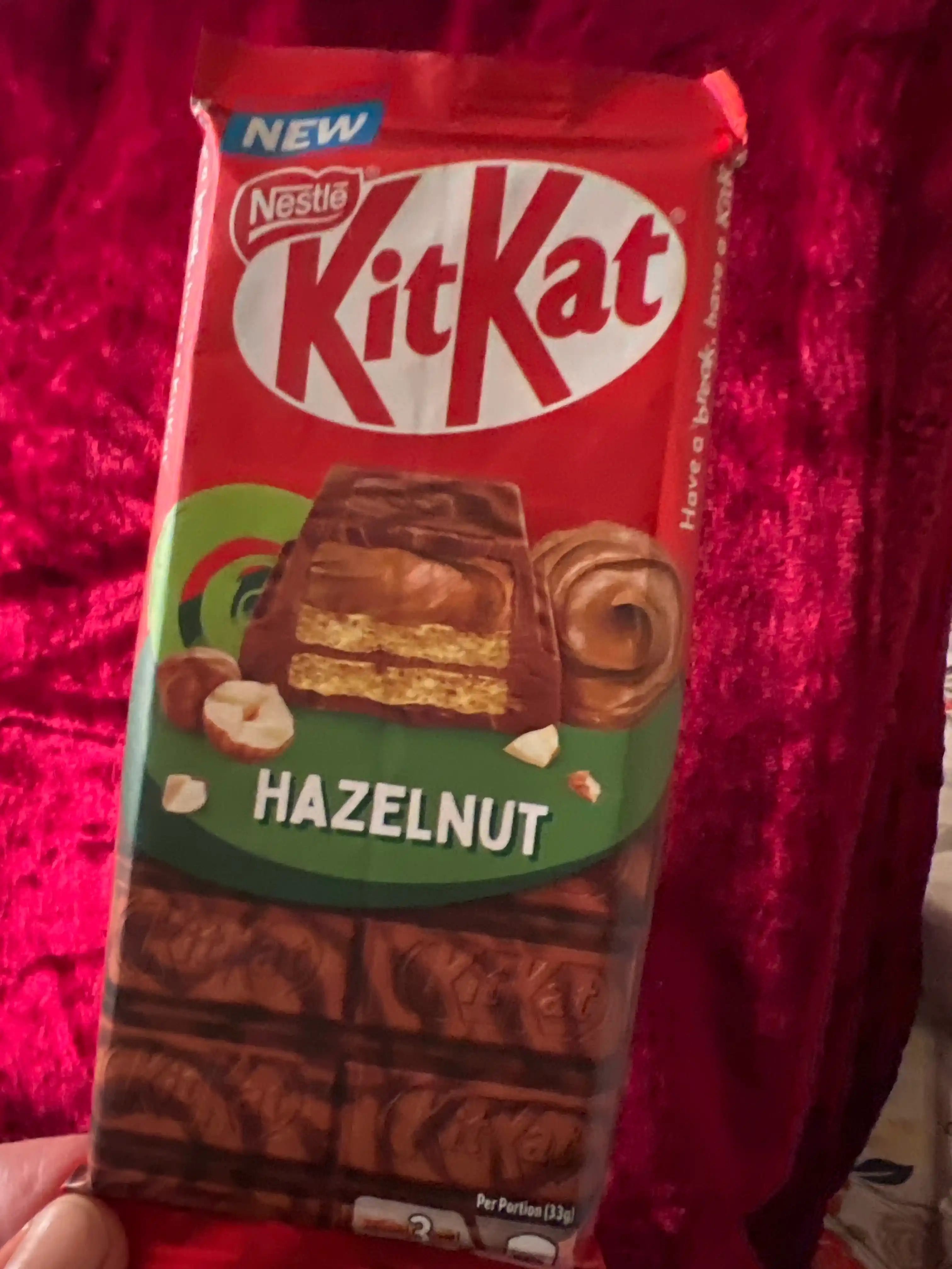 KitKat®. Молочный и темный шоколад с хрустящей вафлей с  начинкой с фундуком, 99г.