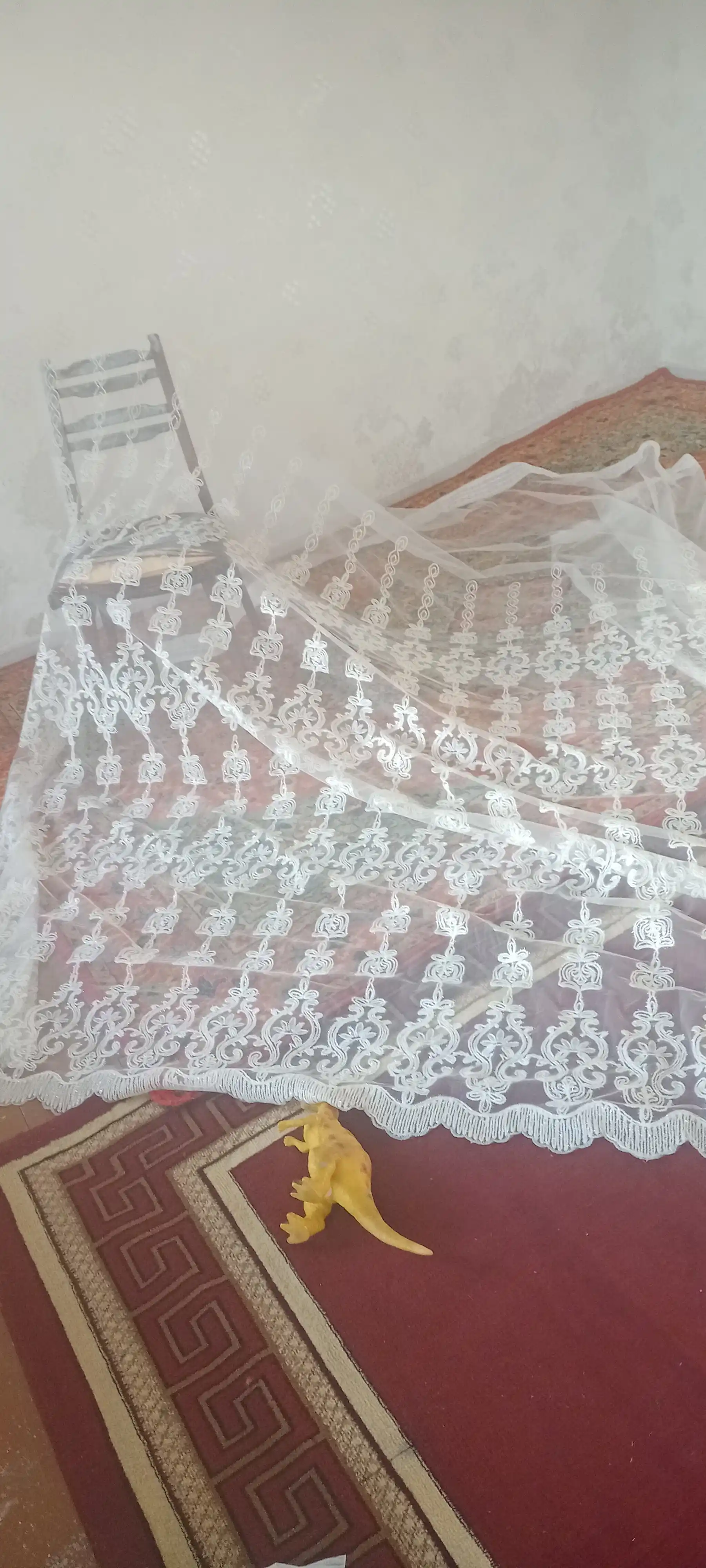 Kashta tikilgan to'rli tyul