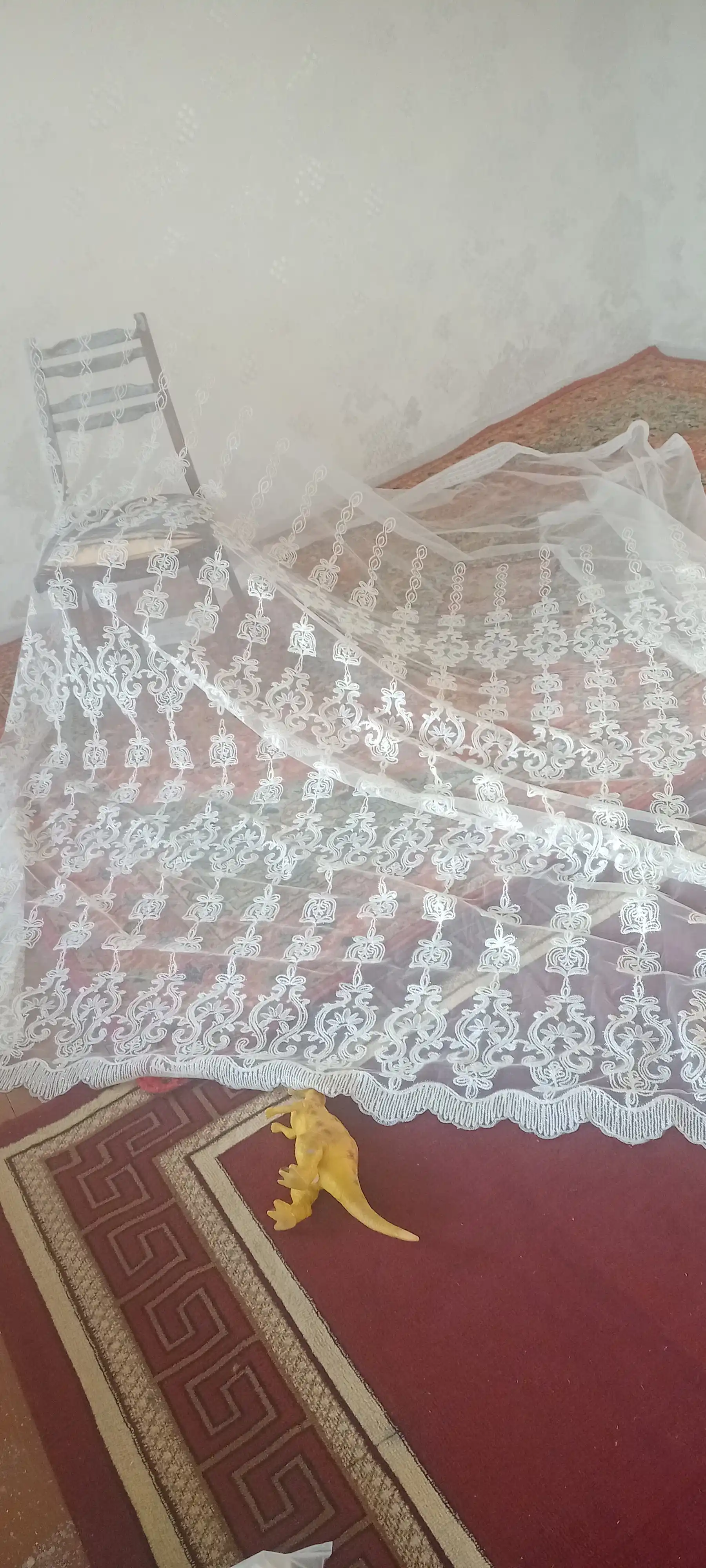 Kashta tikilgan to'rli tyul