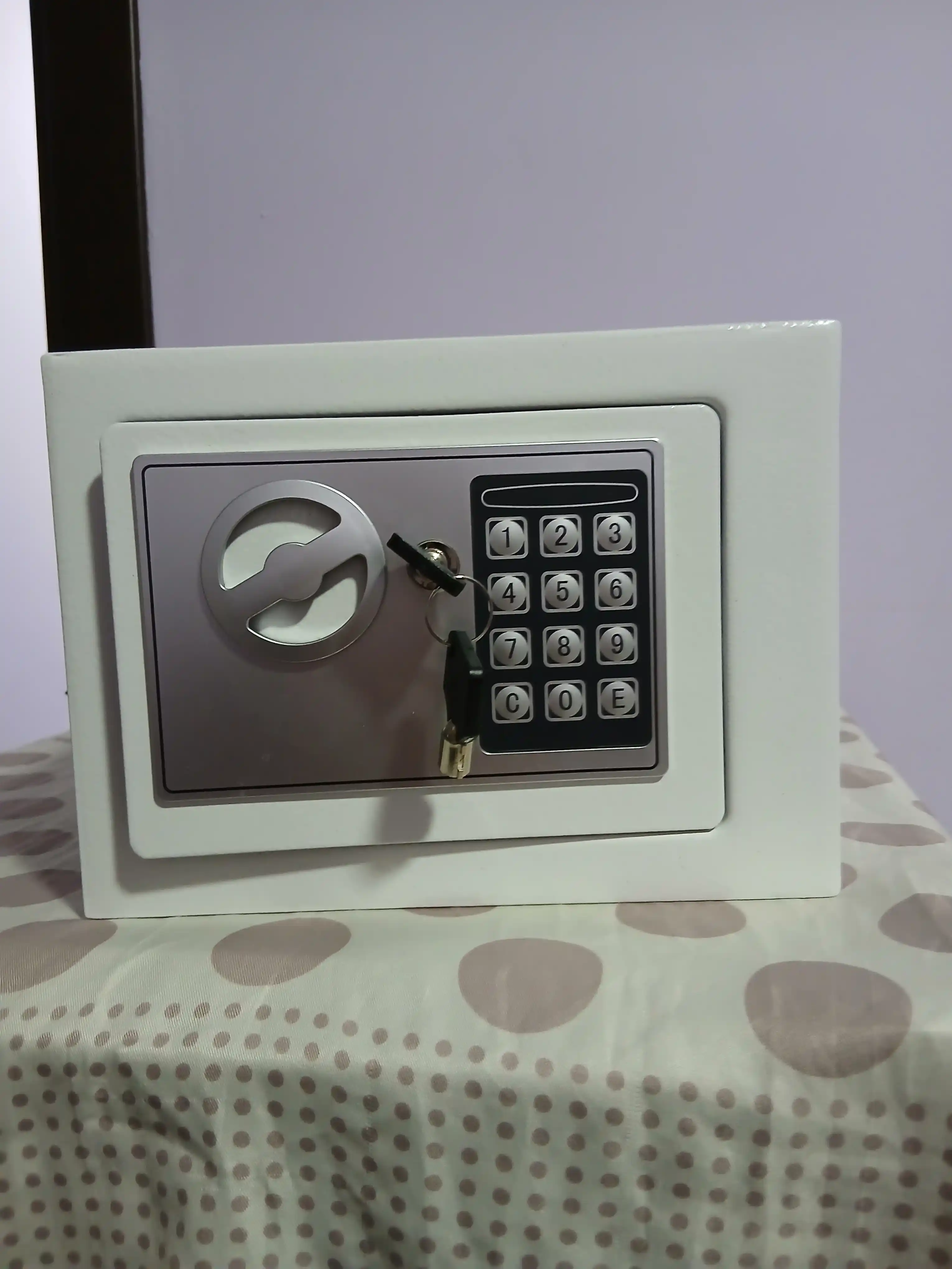 Uy va ofis uchun mini elektron seyf. Kalitli va parol o'rnatsa bo'ladi, 17x23x17 sm