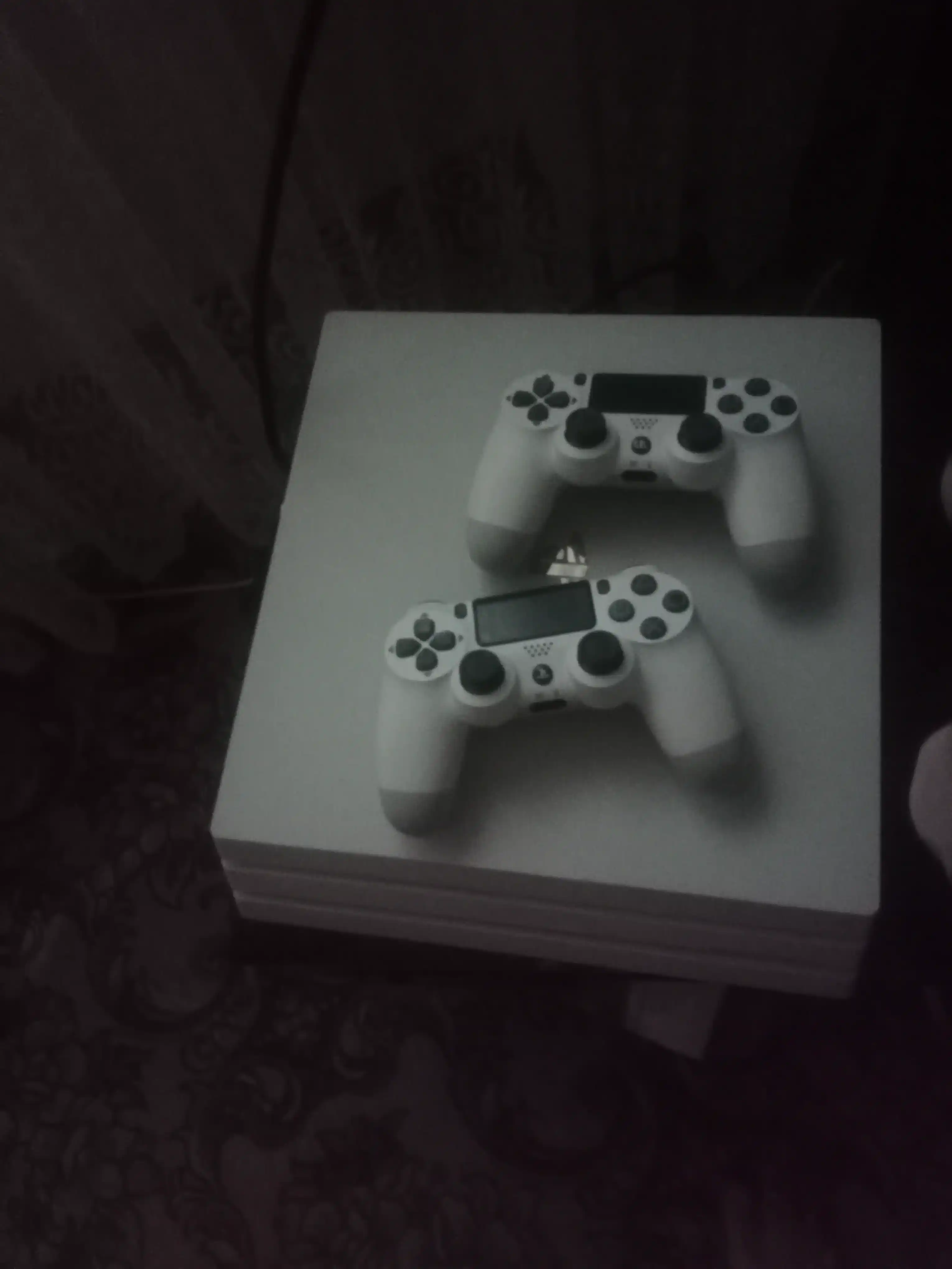 Playstation 4 Pro, 1 ТБ, 2 ТБ, с 2 джойстиками, установлены игры 