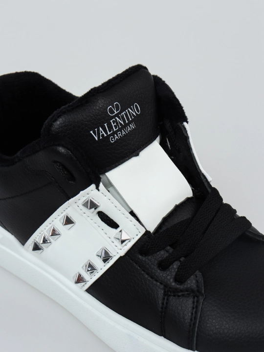 Valentino Garavani Valentino ayollar krossovkasi, kuz va qish uchun soch turmagi bilan.  36-41.