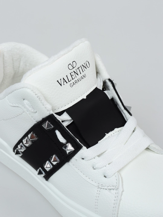 Valentino Garavani Valentino ayollar krossovkasi, kuz va qish uchun soch turmagi bilan.  36-41.