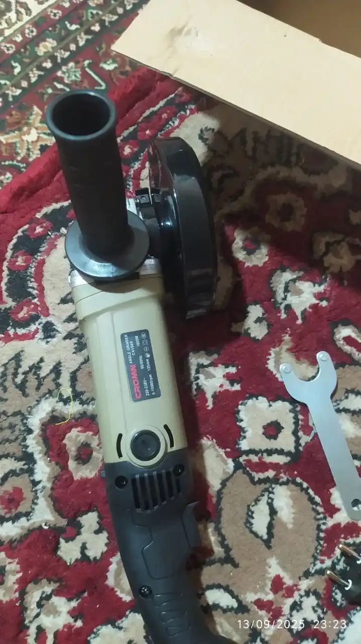Bolgarka 1050 Vt, burchak silliqlash mashinasi, 6 tezlikli, 10000 ayl/min, professional