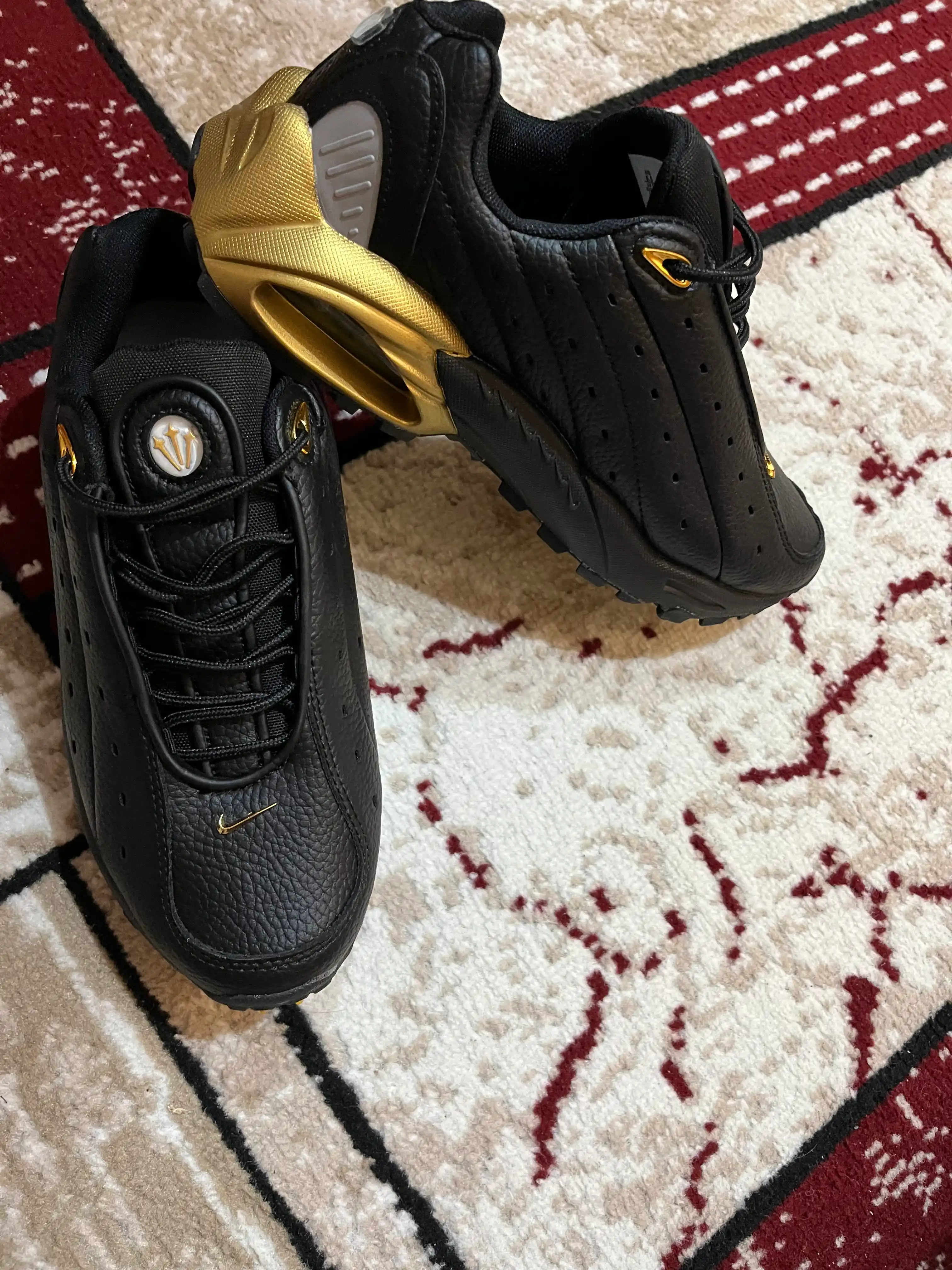 Erkaklar sport krossovkalari, Djordan, Air Max TN Plus, Nocta, Drake, oq, qora, tilla rang