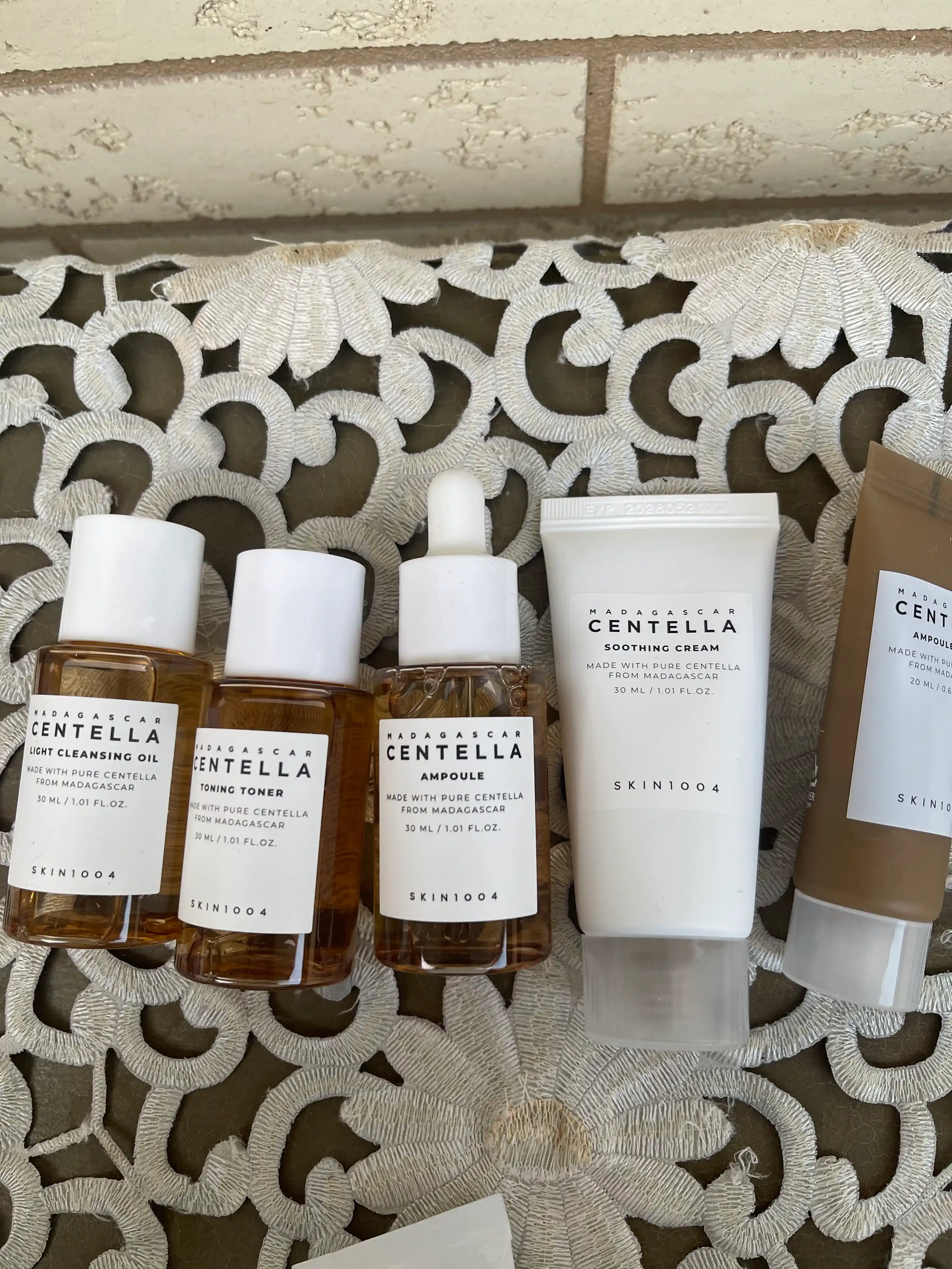 Terini parvarish qilish to'plami Skin 1004 Madagascar Centella Travel Kit, mini set