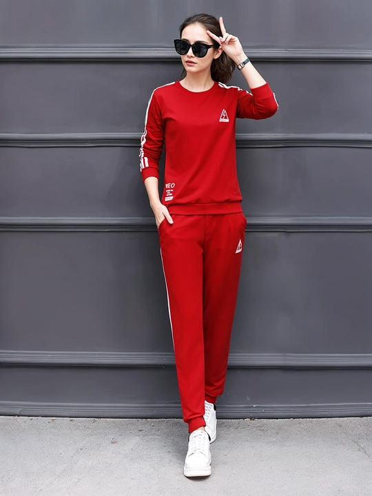Ayollar uchun sport kostyum