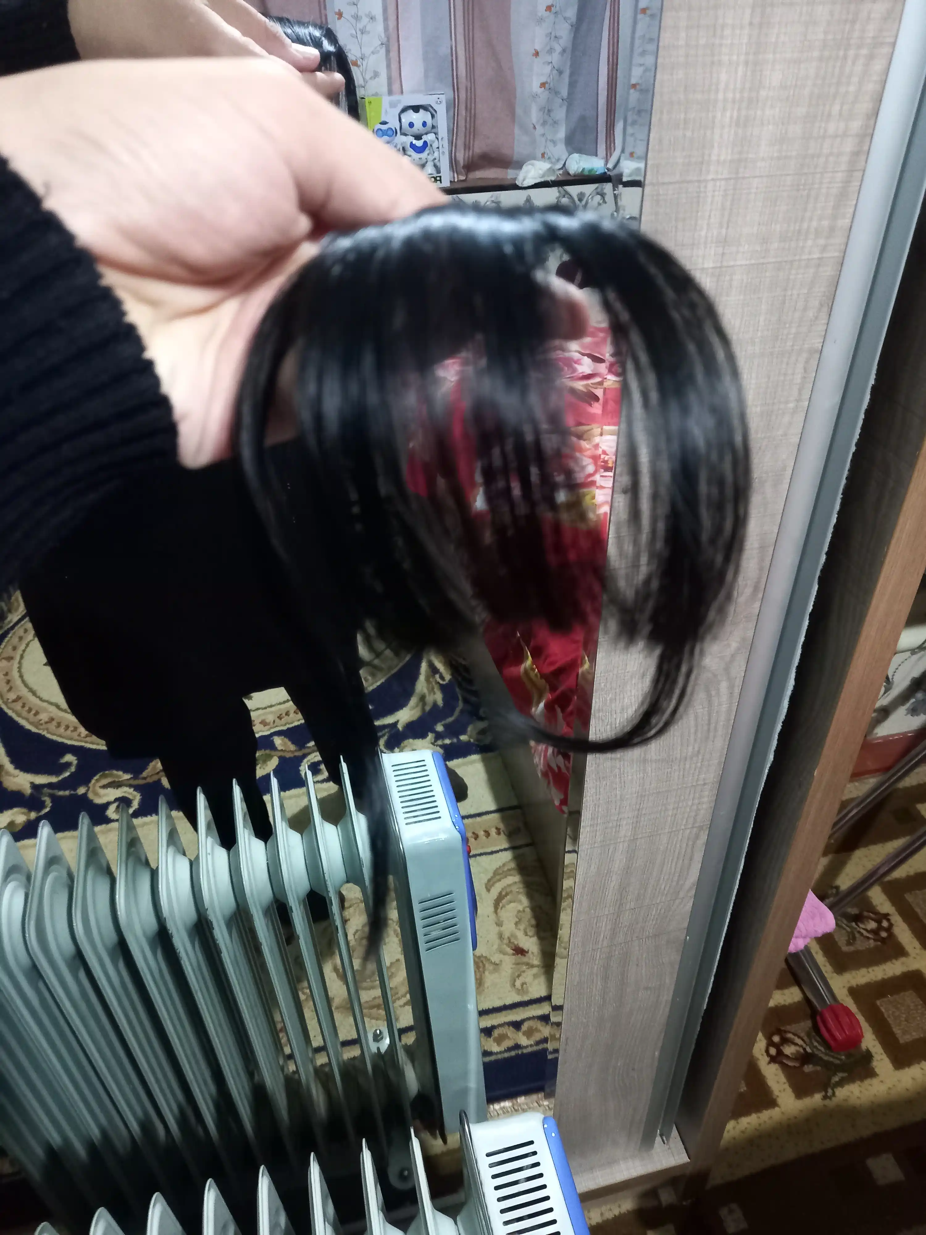 Soxta cholka, yuzga yaqin iplar bilan, qisqichli ulama sochlar