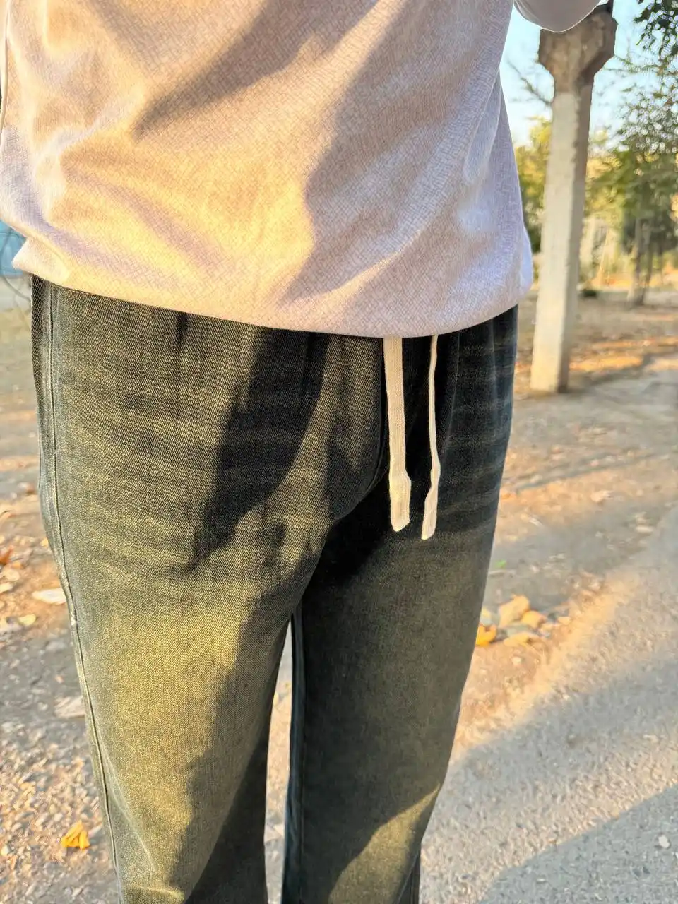 Elastik belbog‘li erkin bichimli erkaklar jinsi shimlari (Loose Fit), qulay, kundalik jinsi shimlar