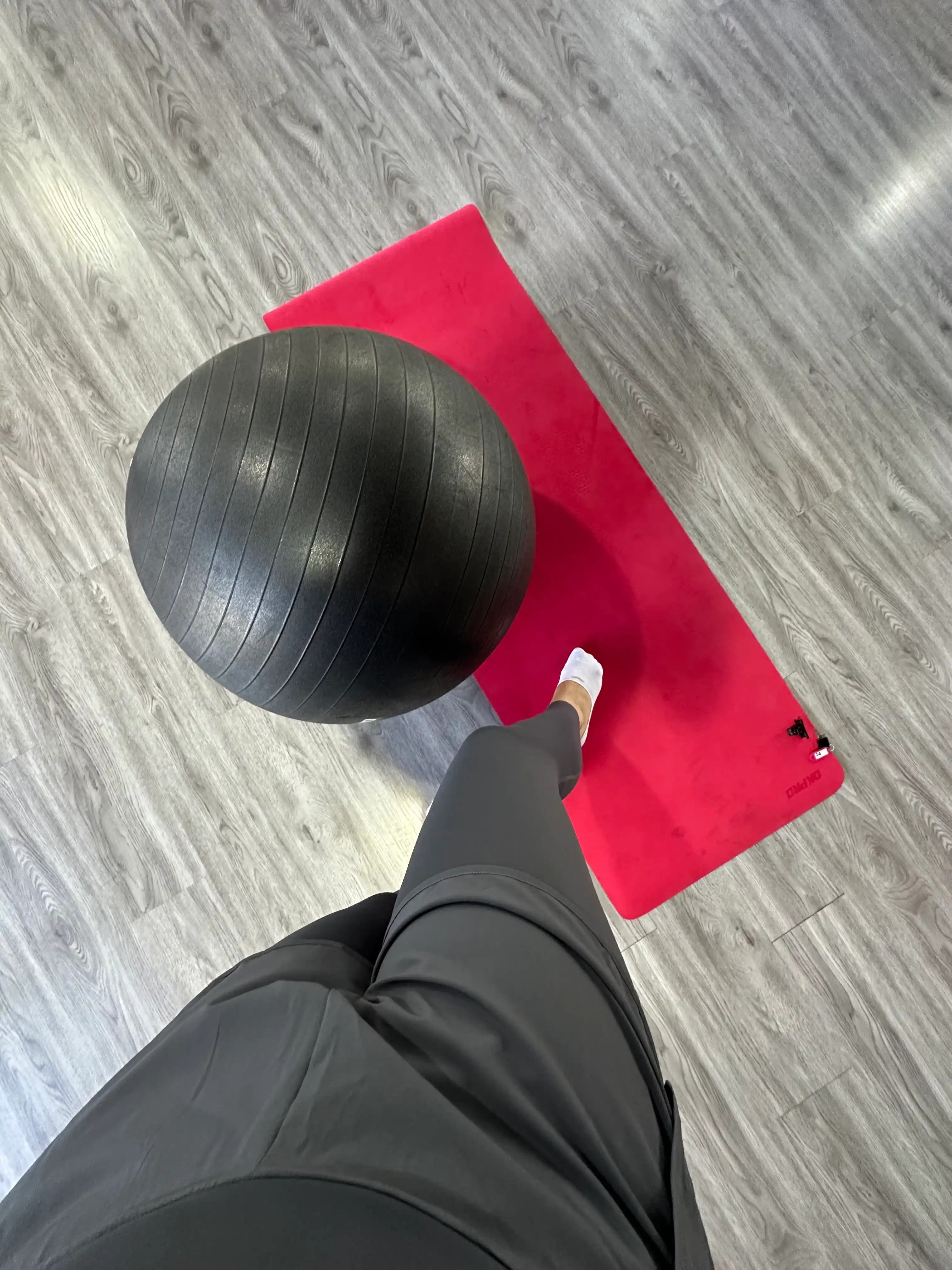 Sport losinlari, sport, fitnes va yoga uchun yashirin cho‘ntakli shortili ayollar legginslari