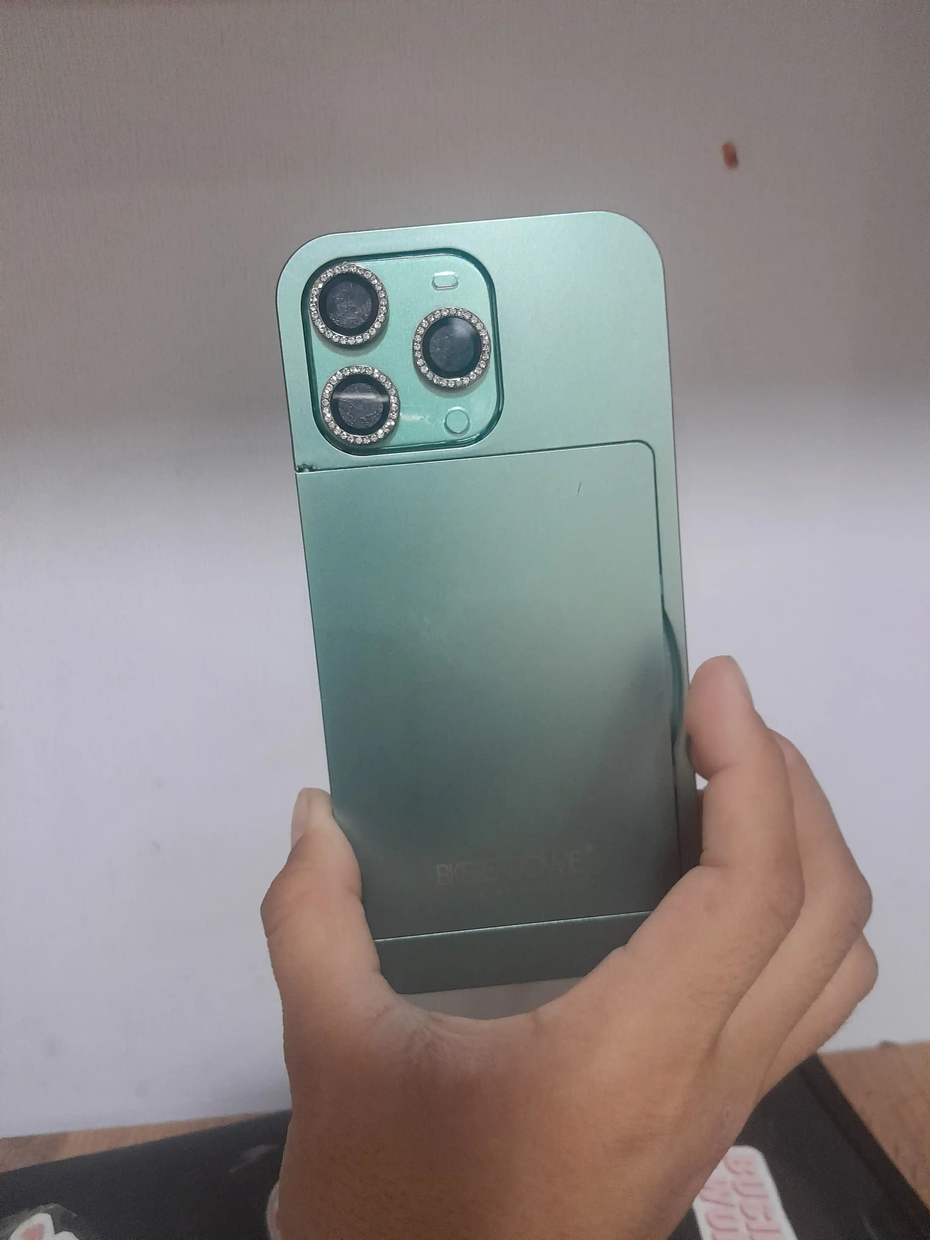 Ko'z soyasi paletkasi 11 rang — telefon shaklidagi ixcham quti, ko'zgu bilan