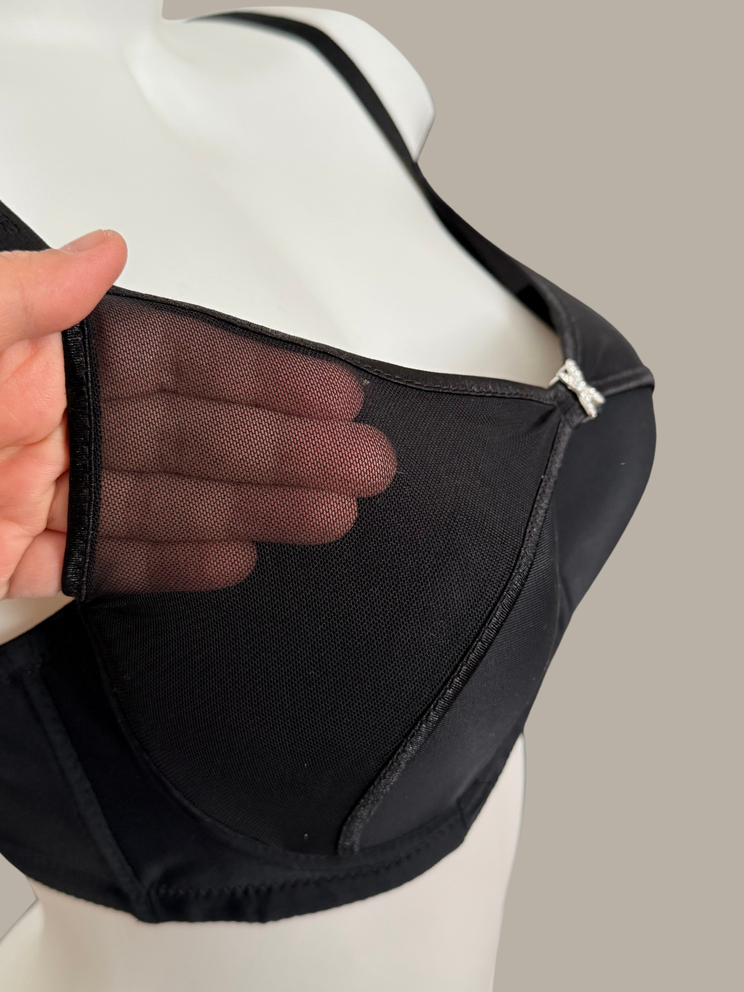 Yigit surati ustidan ayol hukmronligi