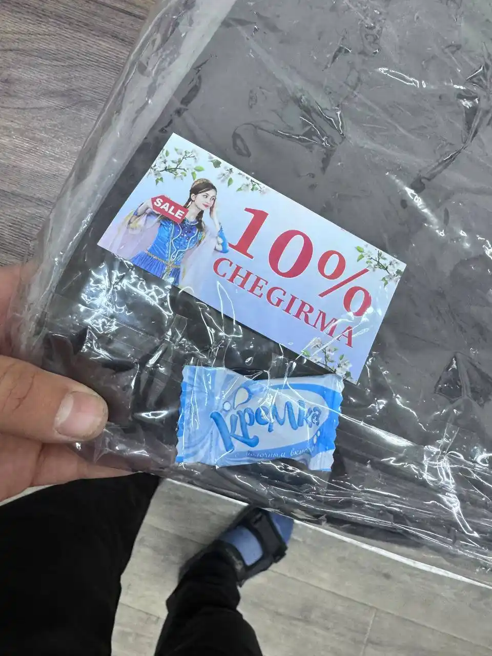 Erkaklar uchun demisezonnıy bomber — yengil, issiq, kapyushonli, yomg‘irdan himoya