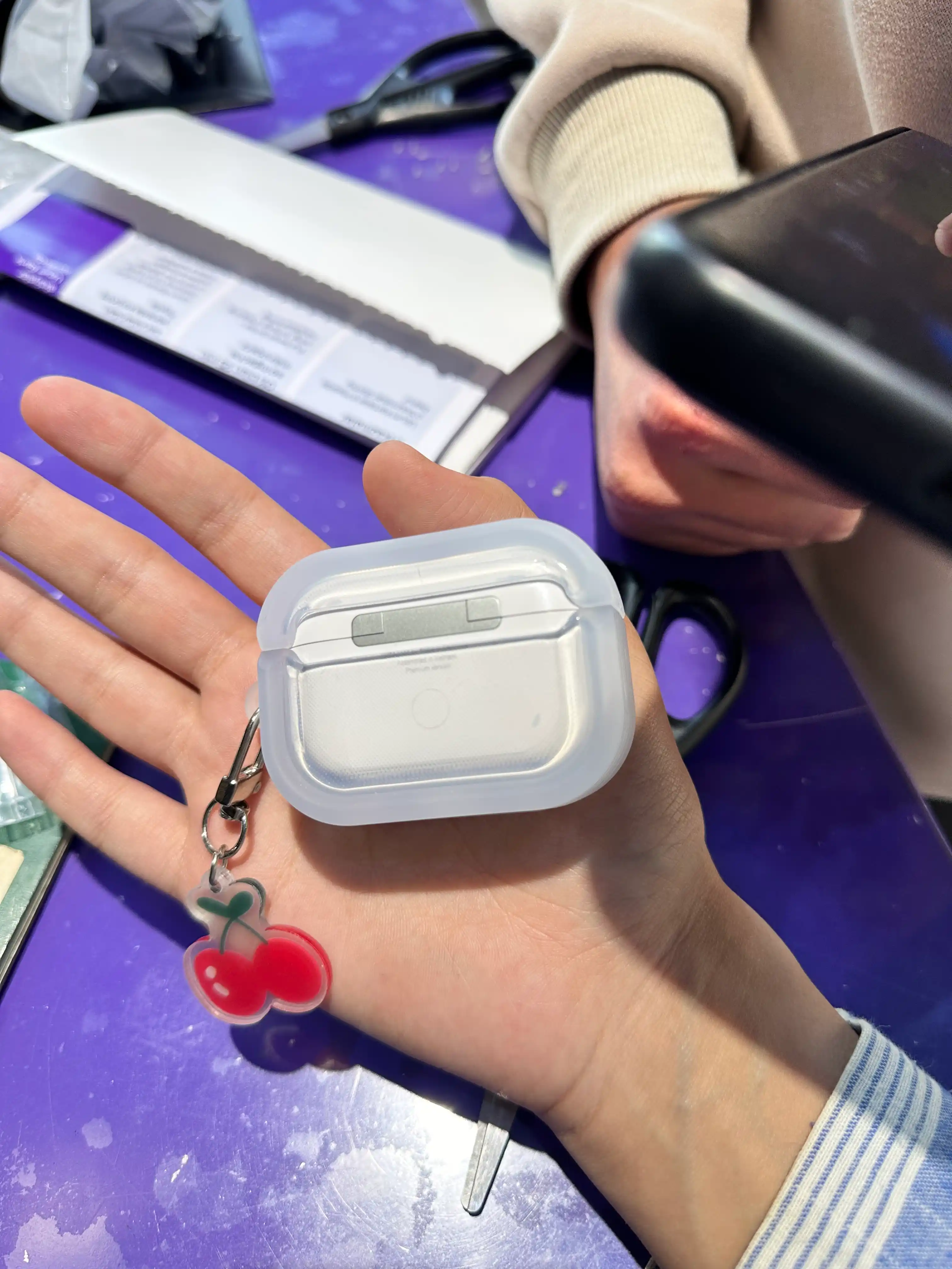 Чехол для AirPods с вишенками и бантиками