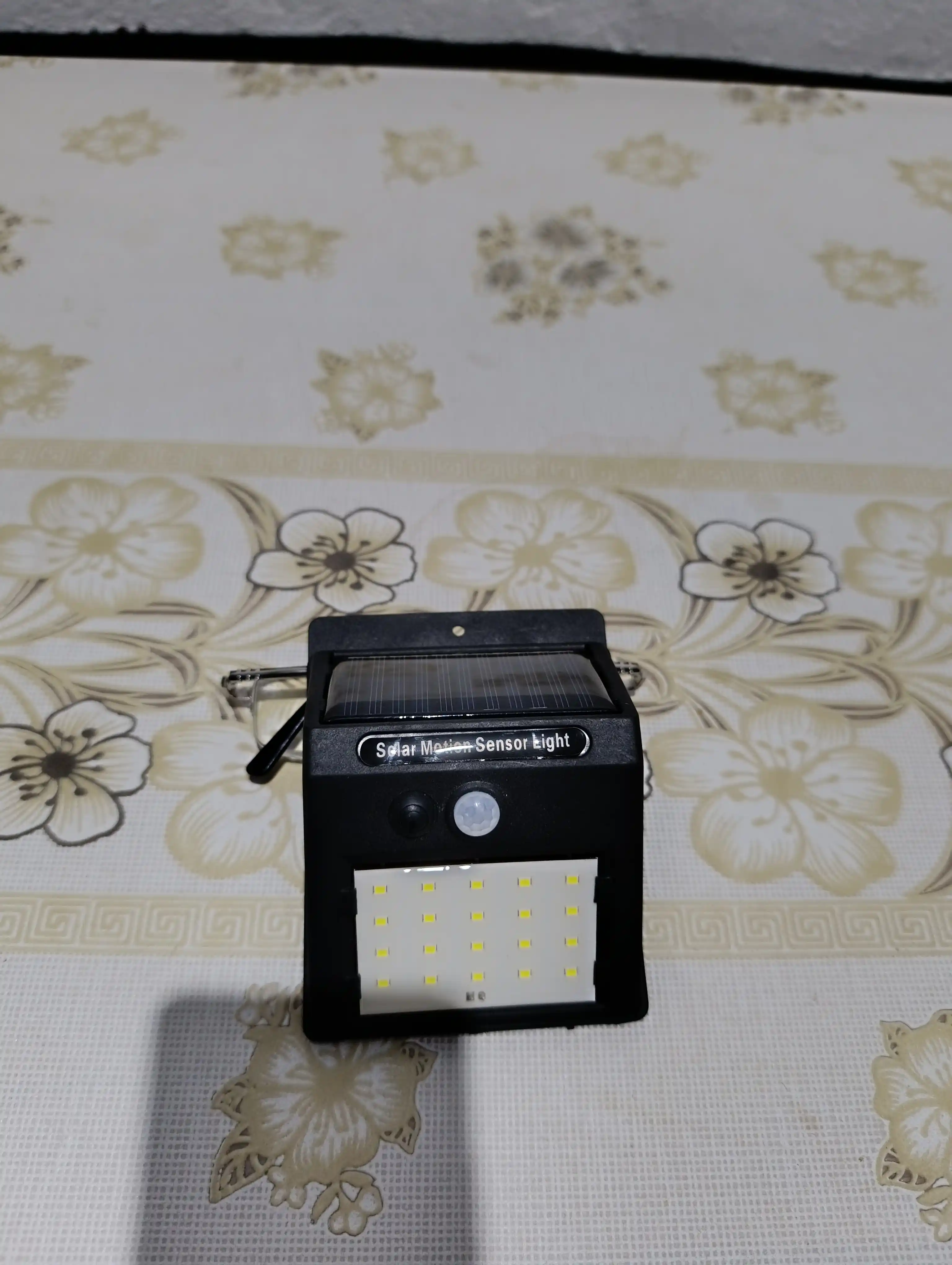 Ko'cha led lampa quyosh energiyasi bilan quvvatlanuvchi sezuvchan signalizatsiali