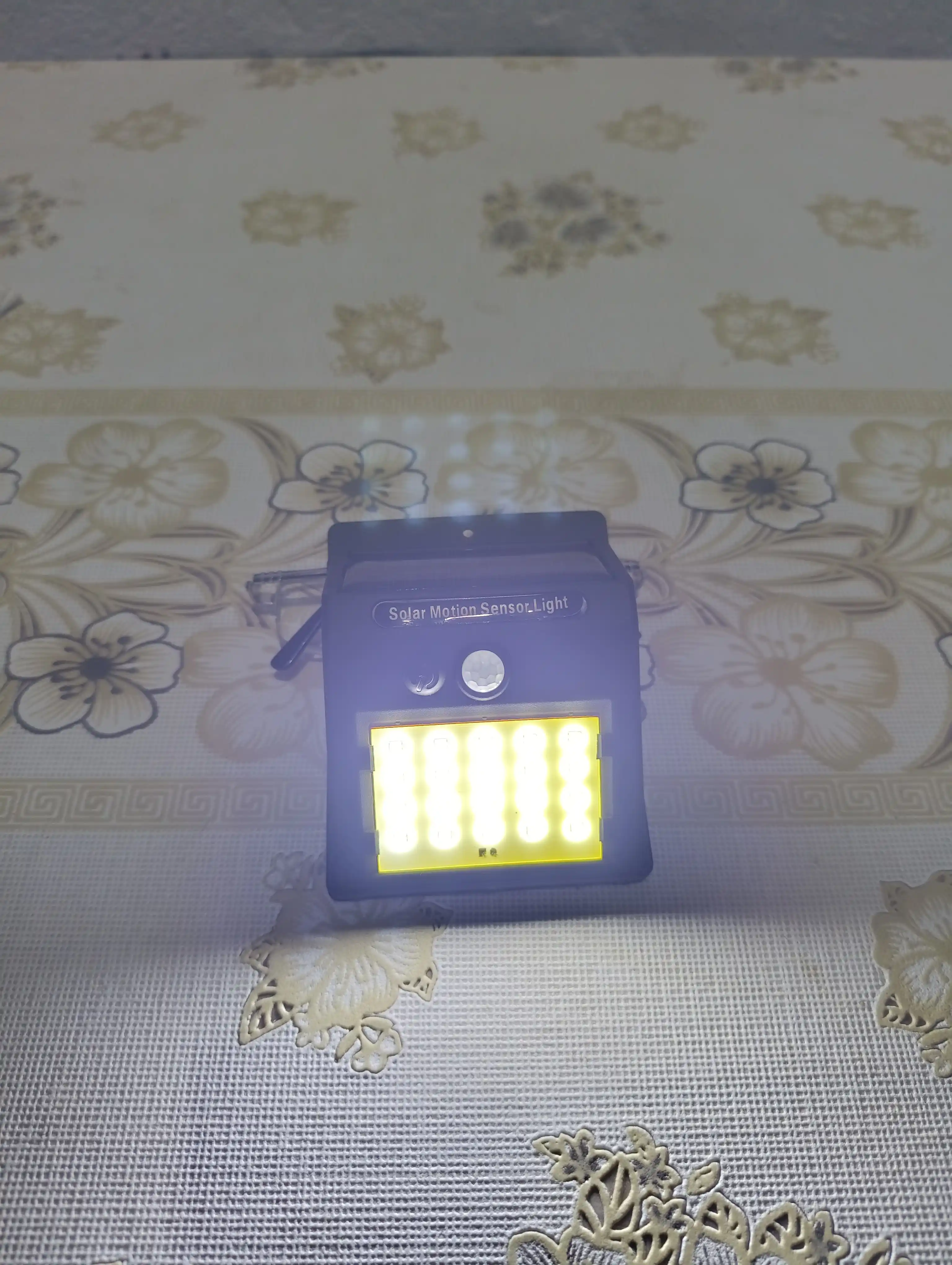 Ko'cha led lampa quyosh energiyasi bilan quvvatlanuvchi sezuvchan signalizatsiali