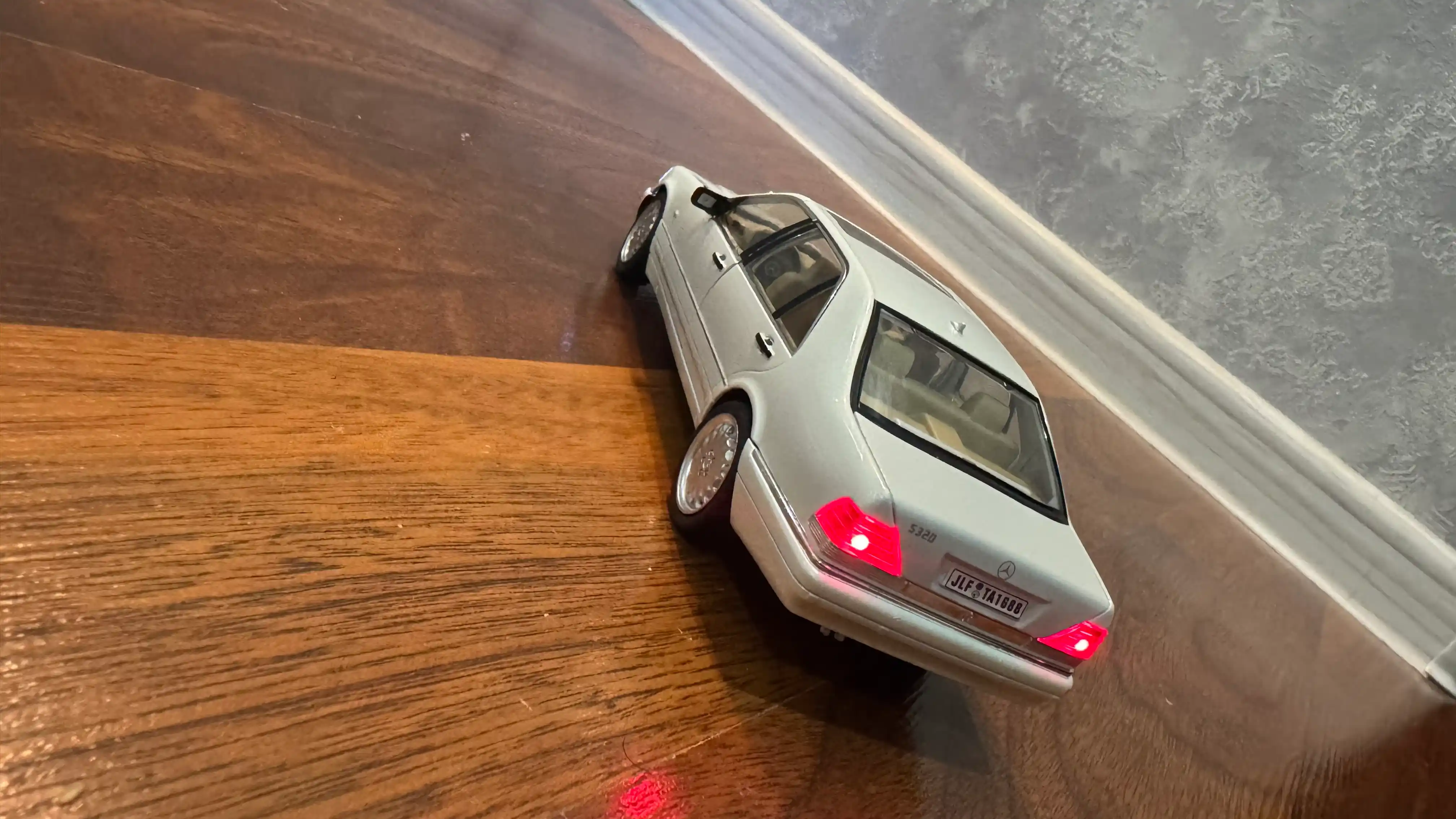 O'yinchoq metall mashinasi Mercedes-Benz AMG 6.3, Nissan Skyline GTR "Jinlifang" 1:24