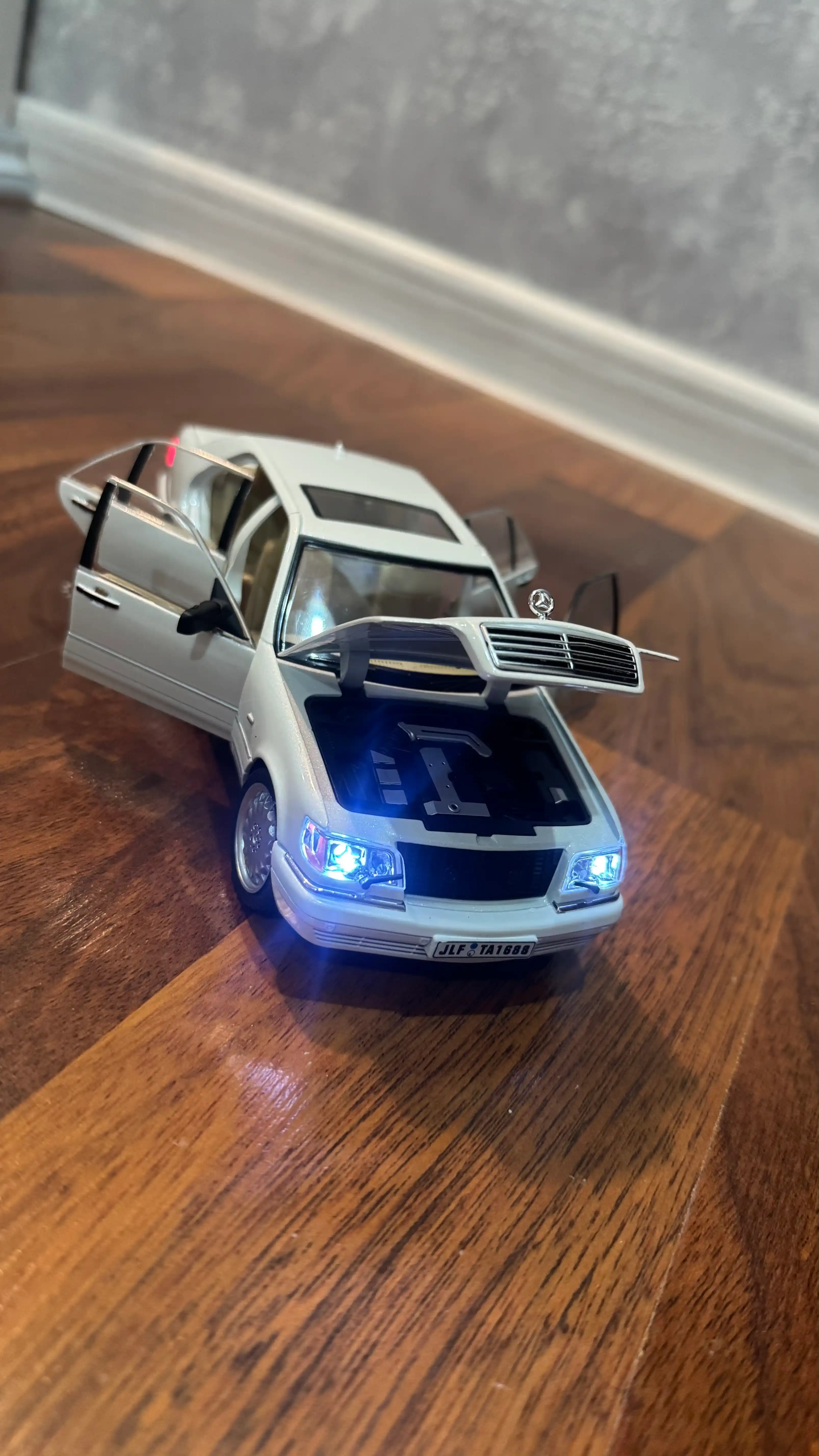 O'yinchoq metall mashinasi Mercedes-Benz AMG 6.3, Nissan Skyline GTR "Jinlifang" 1:24