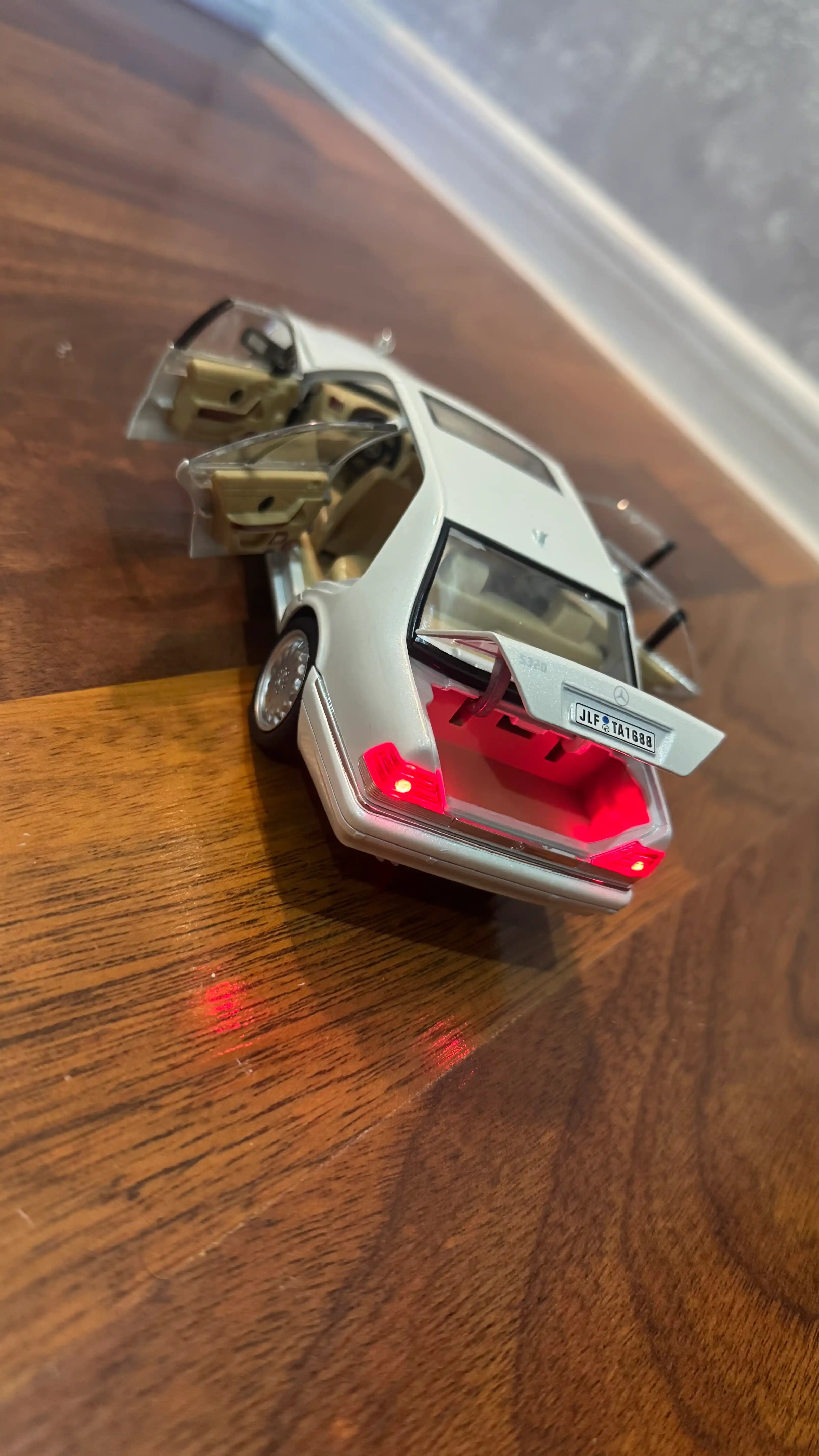 O'yinchoq metall mashinasi Mercedes-Benz AMG 6.3, Nissan Skyline GTR "Jinlifang" 1:24