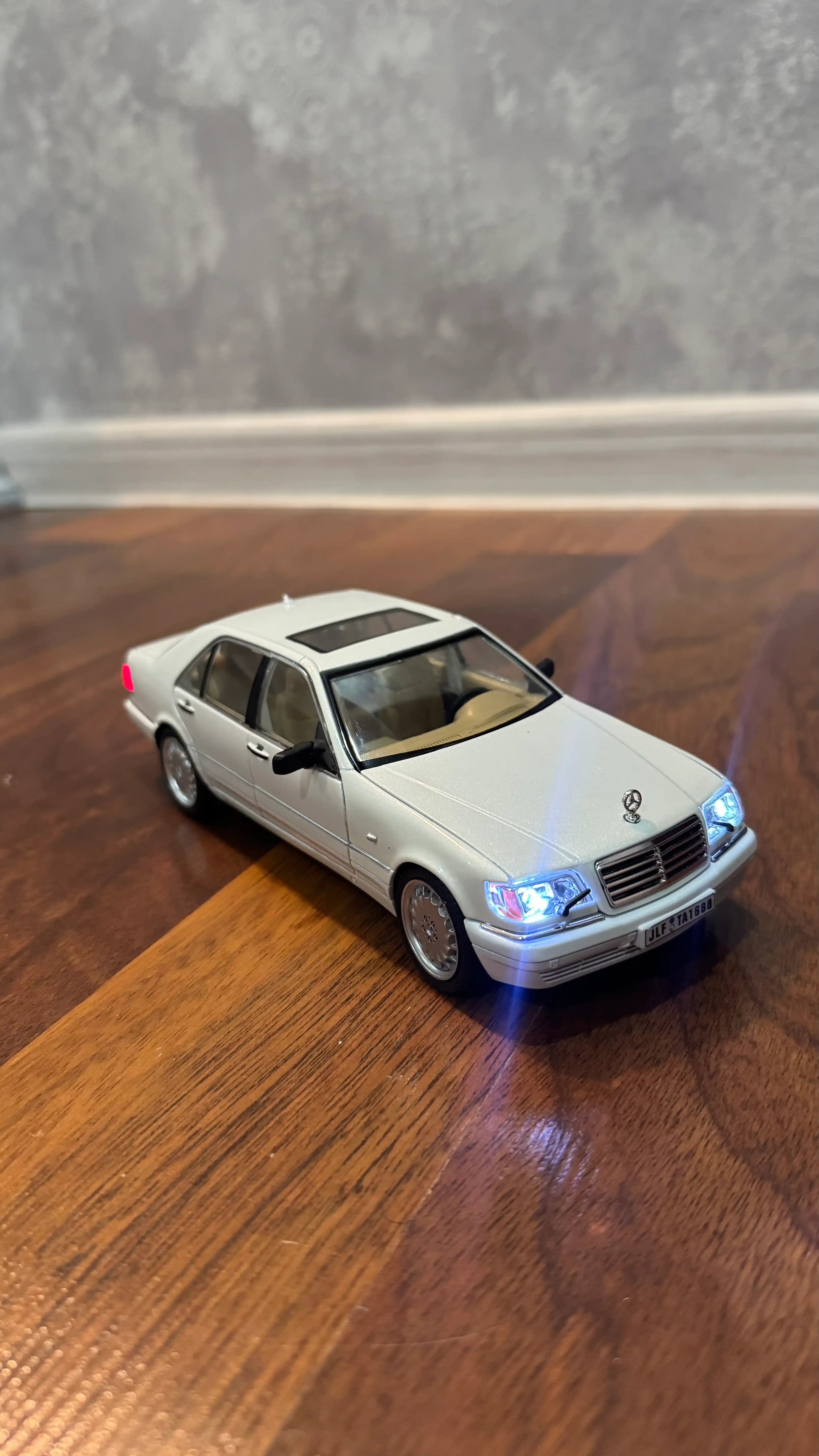 O'yinchoq metall mashinasi Mercedes-Benz AMG 6.3, Nissan Skyline GTR "Jinlifang" 1:24