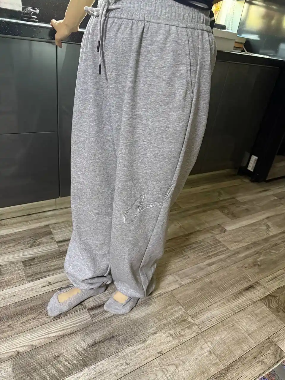 Ayollar uchun keng bichimli oversize joggerlari, sport shimlari