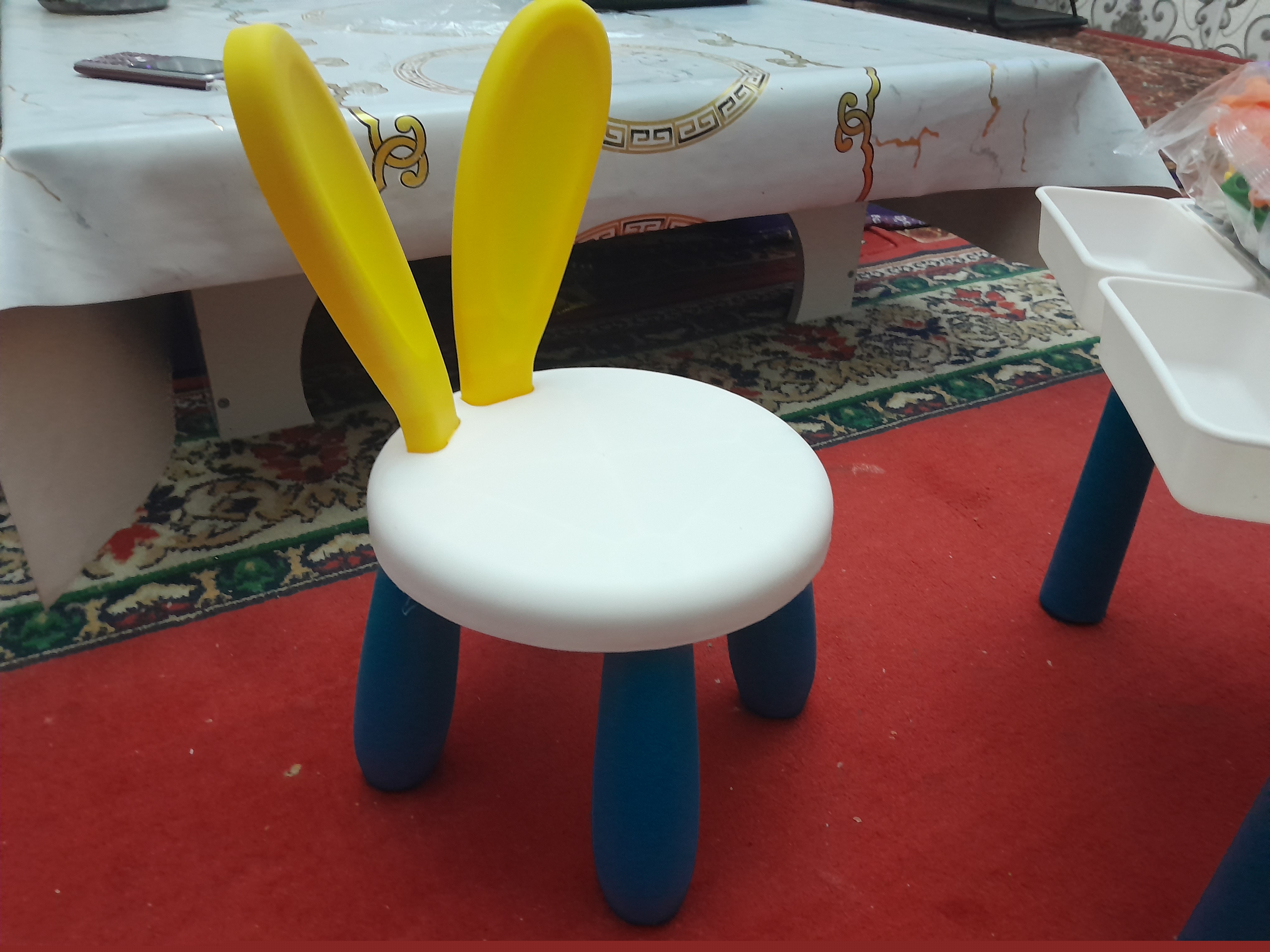 Bolalar stoli va stul, to‘plamda lego kubiklari bilan