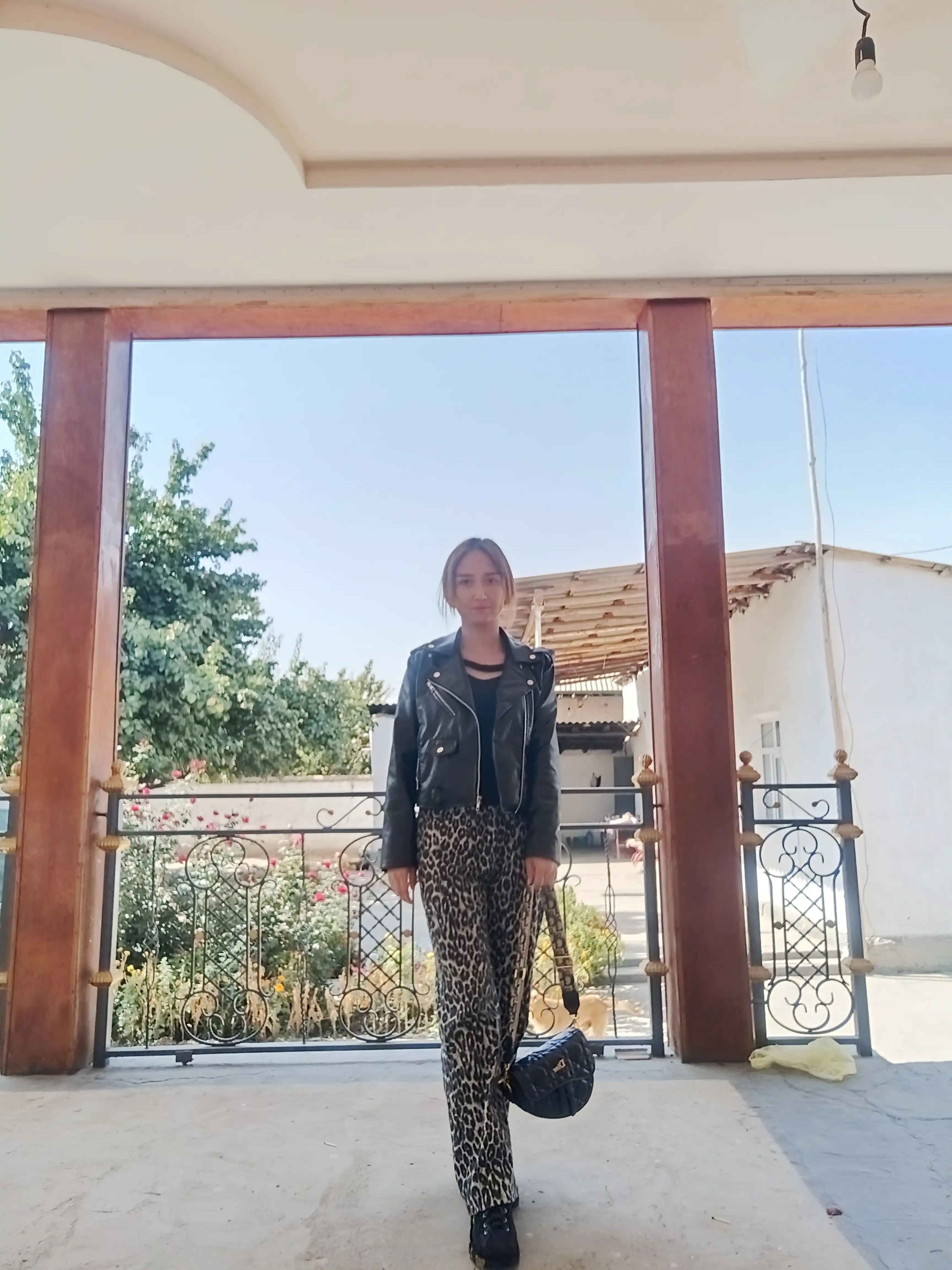 Ayollar uchun baland o‘rindiqli qoplon rangli jinsi shim, qizlar uchun shimlar