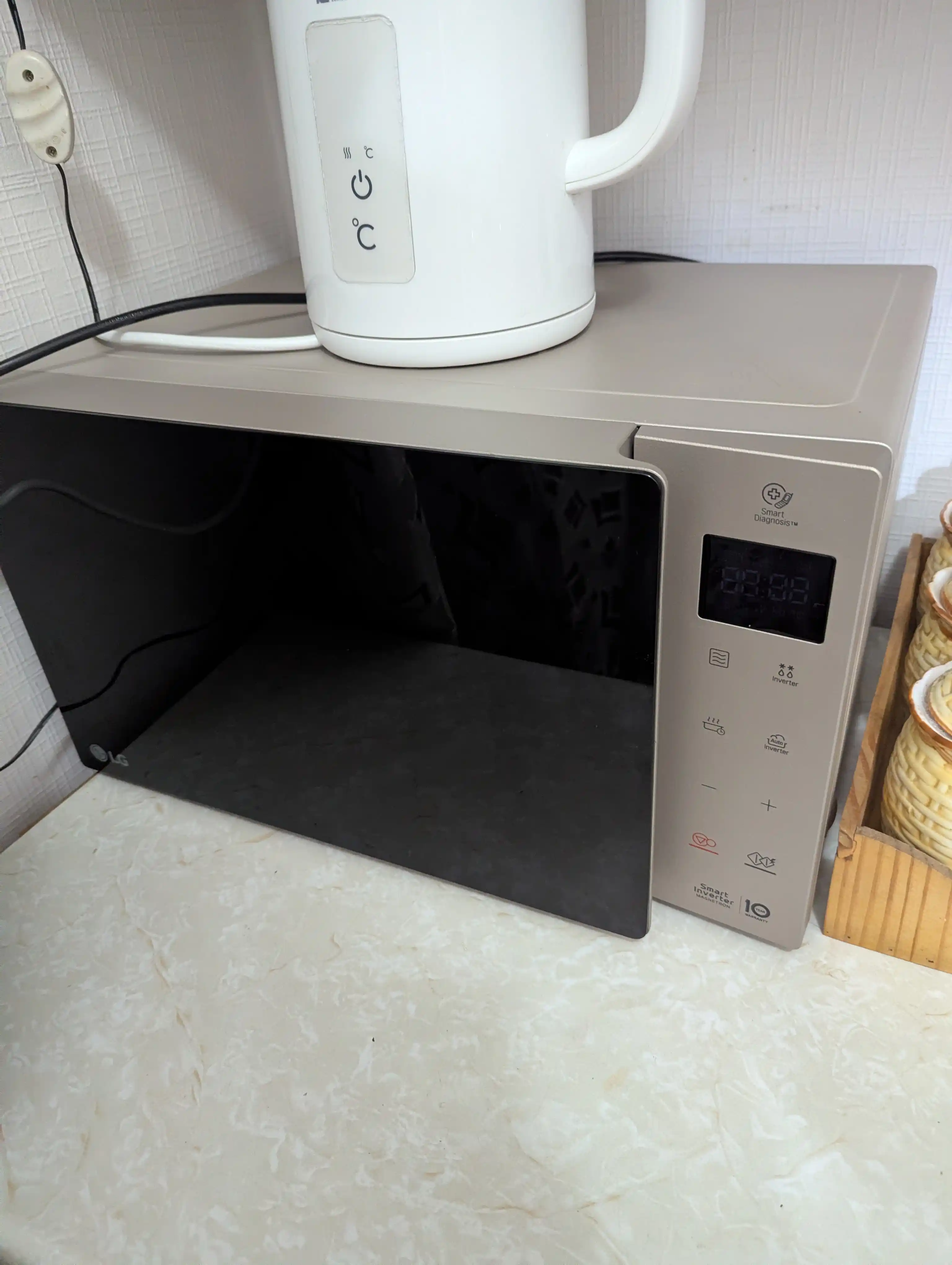 Mikroto'lqinli pech LG, Solo Smart Inverter texnologiyasi bilan, 25 litr