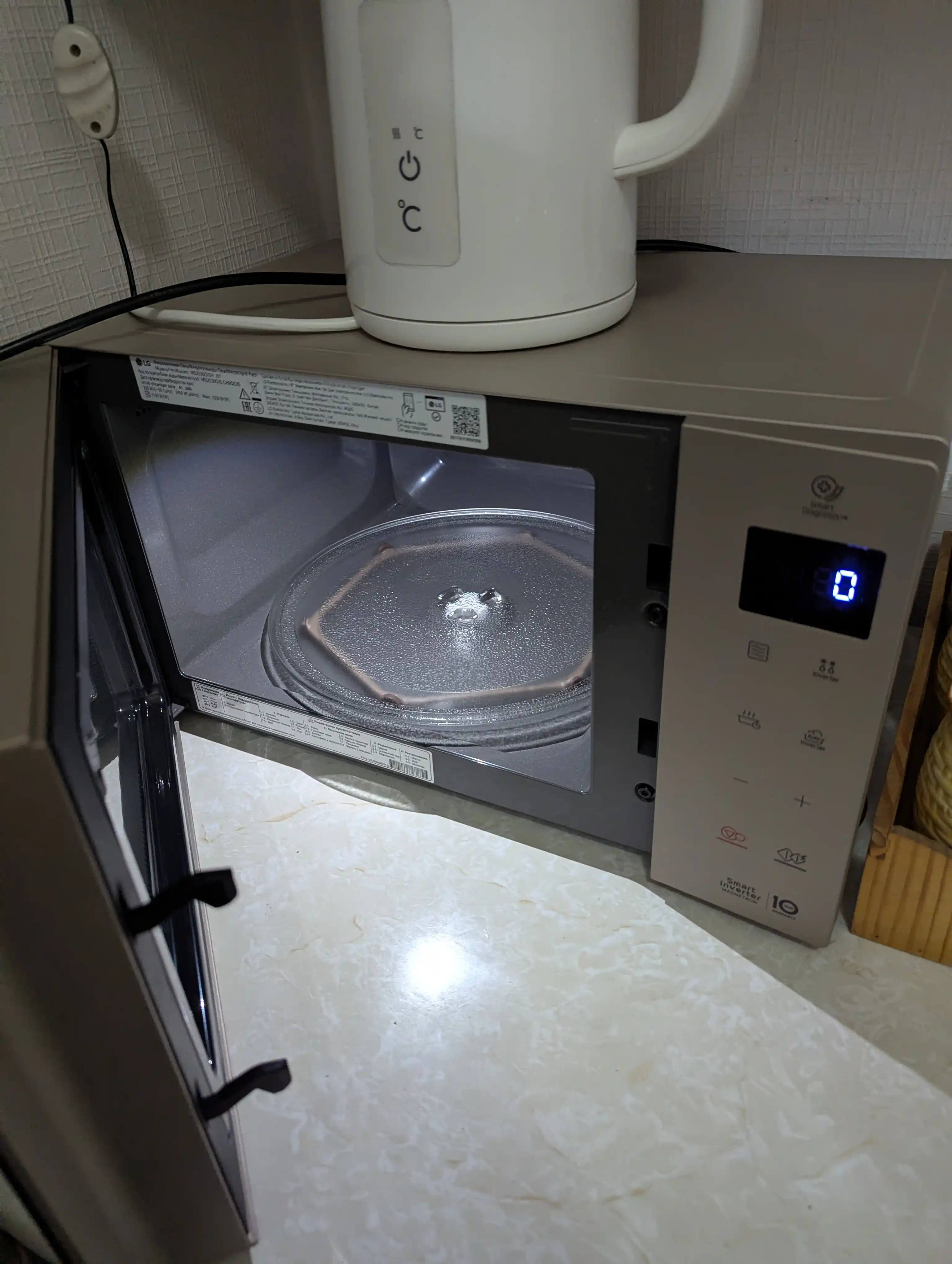 Mikroto'lqinli pech LG, Solo Smart Inverter texnologiyasi bilan, 25 litr