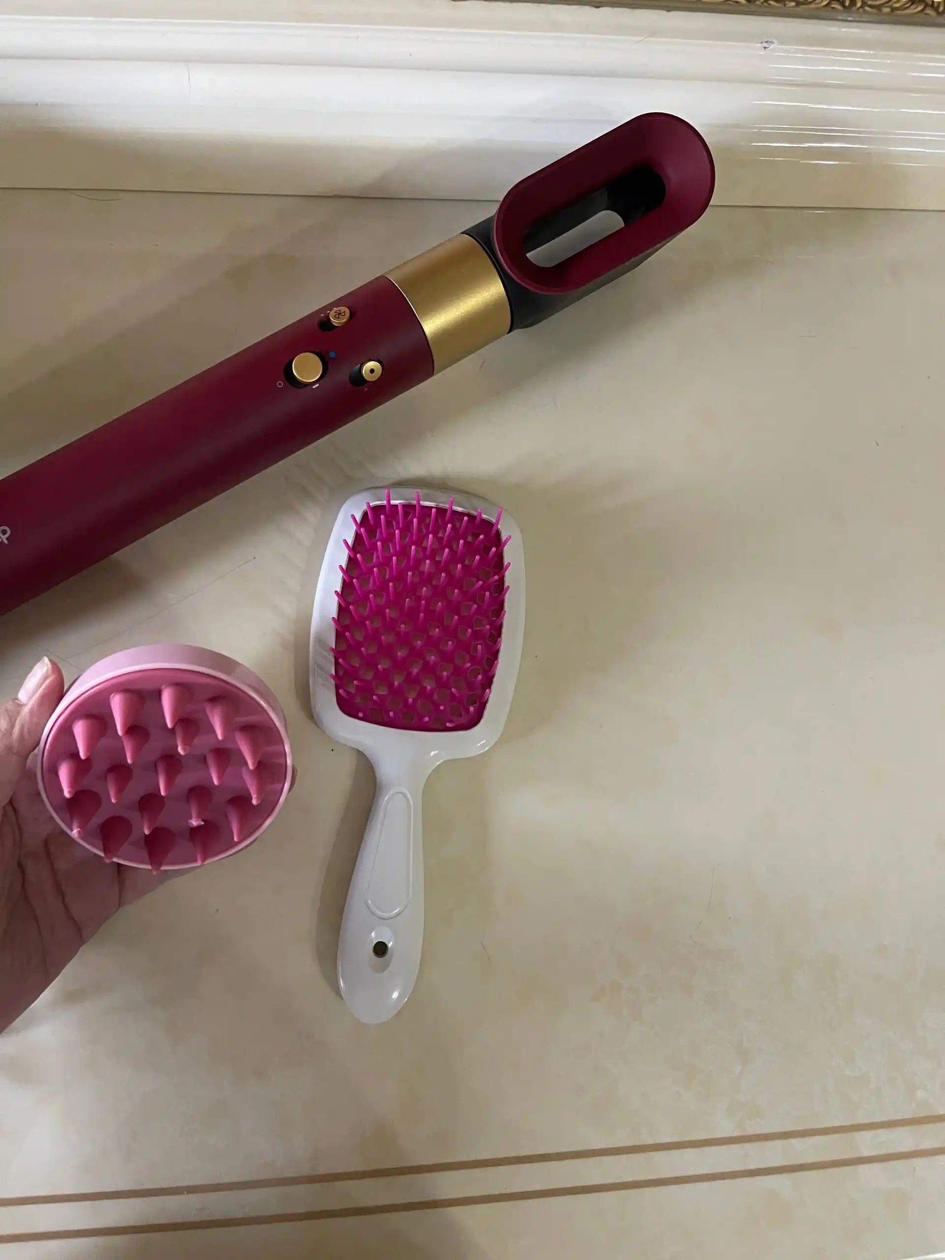 Sochlarni yuvish, bosh va tana terisini parvarishlash uchun massaj cho‘tkasi