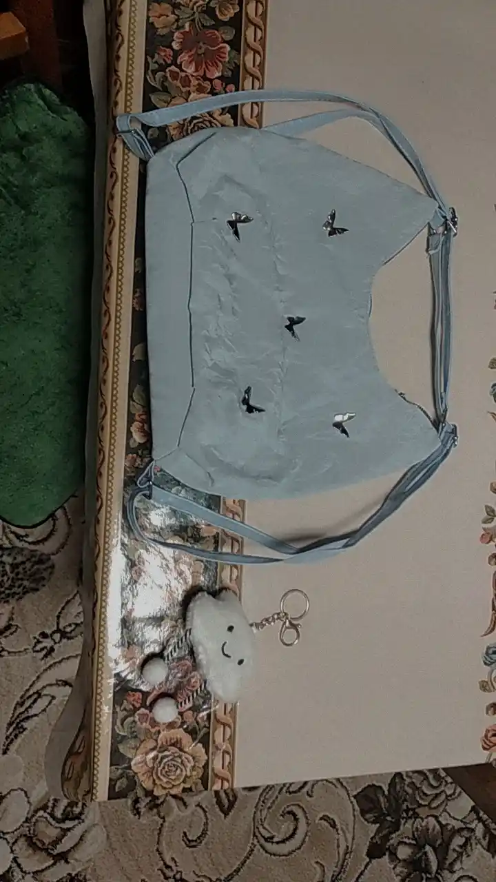 Ayollar sumkasi 2 xil usulda taqish uchun, o'yinchog'i bilan