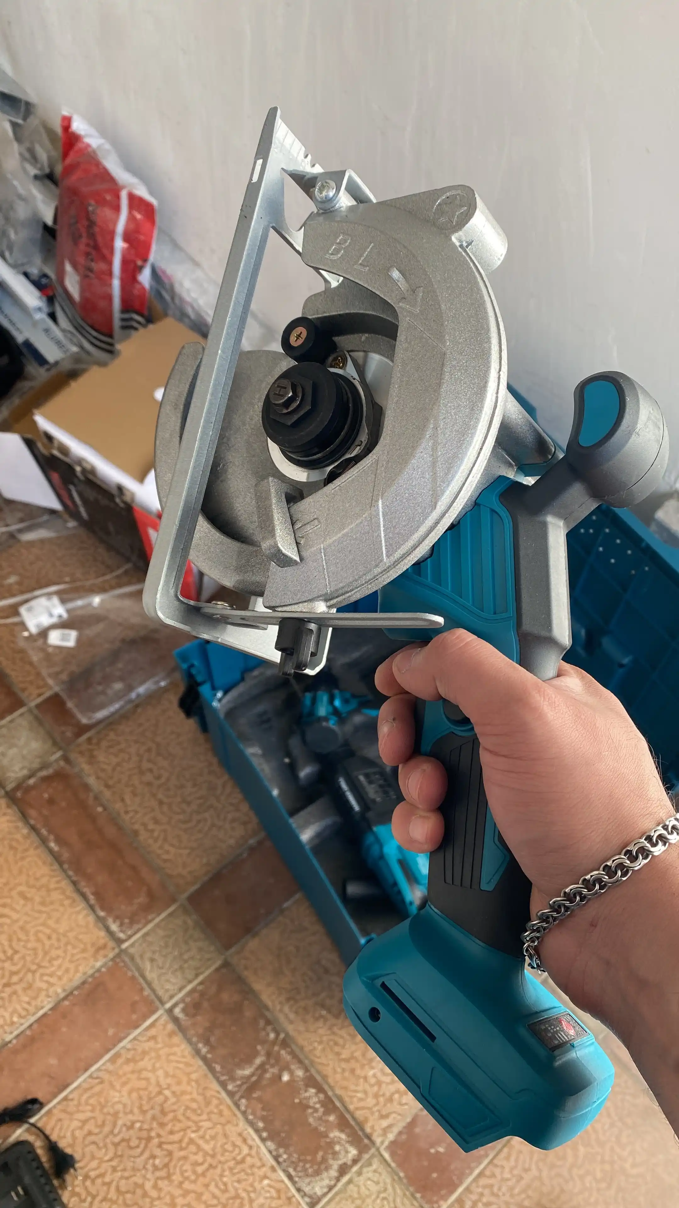 Akkumulyatorli to'plam 6 tasi 1 da, perforator, shurupovert, gaykovert, bolgarkа, arra