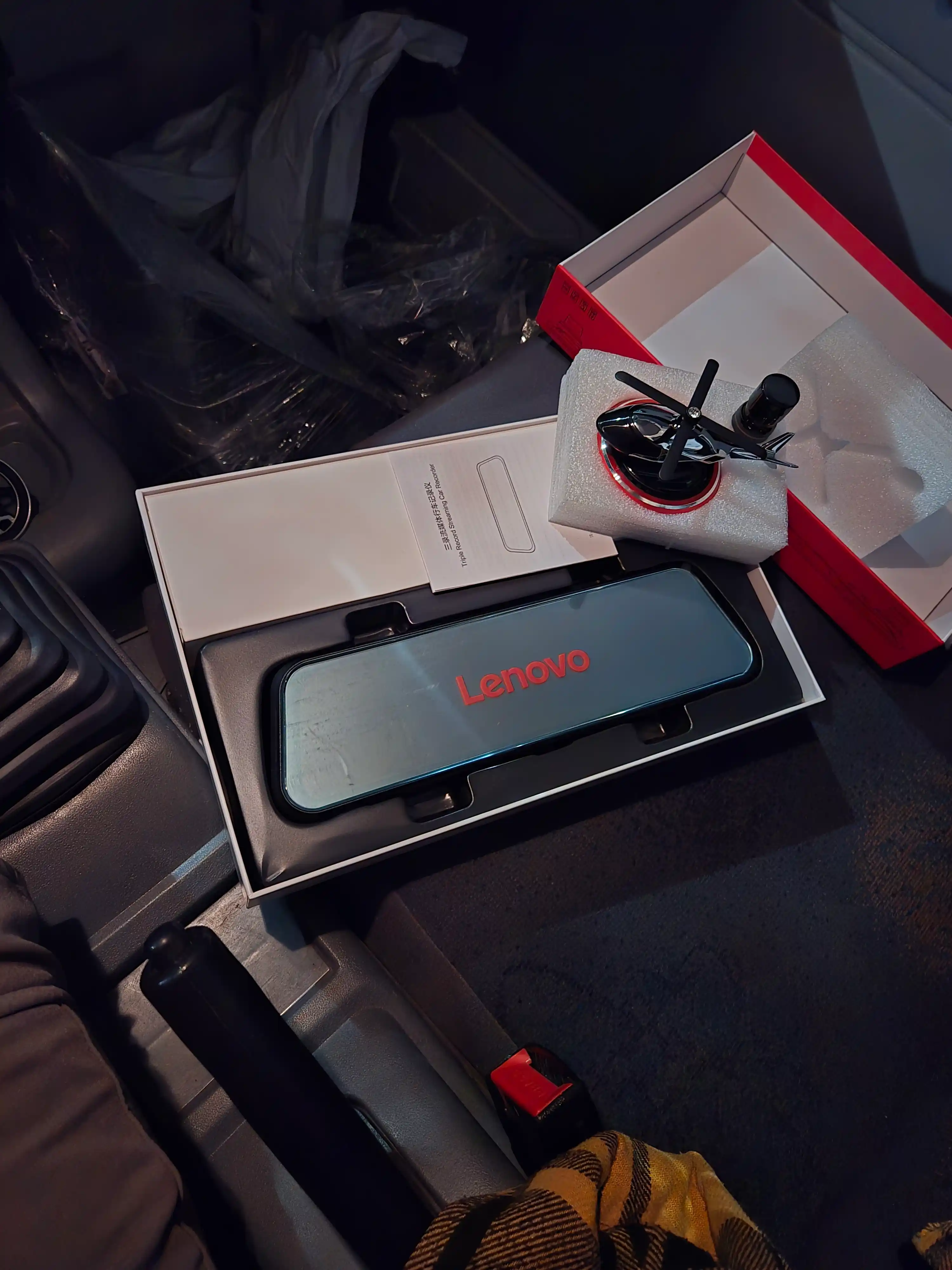 3 ta kamerali videoregistirator Lenovo, Wi-Fi orqali kuzatish va tungi rejimi bor
