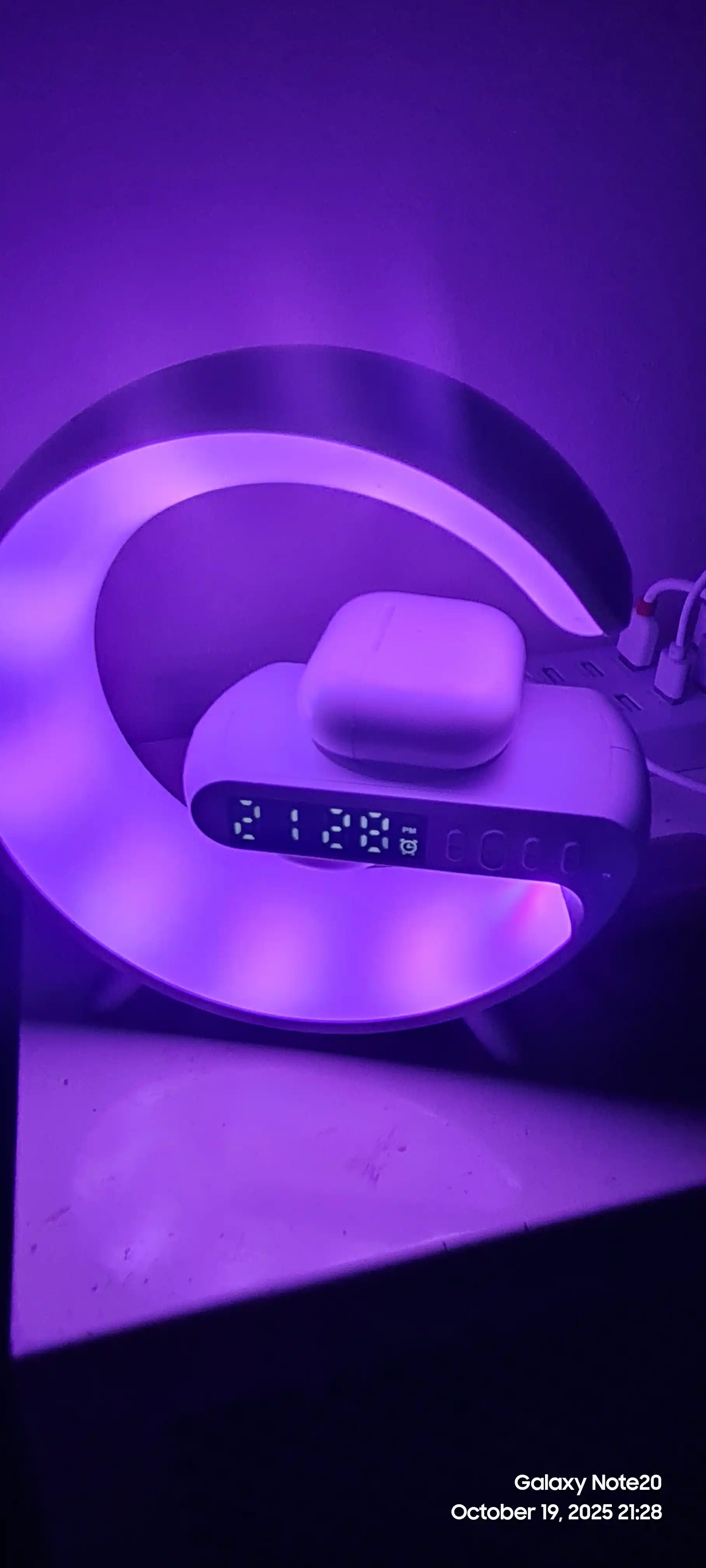 Bluetooth RGB kolonka, simsiz zaryadlash bilan