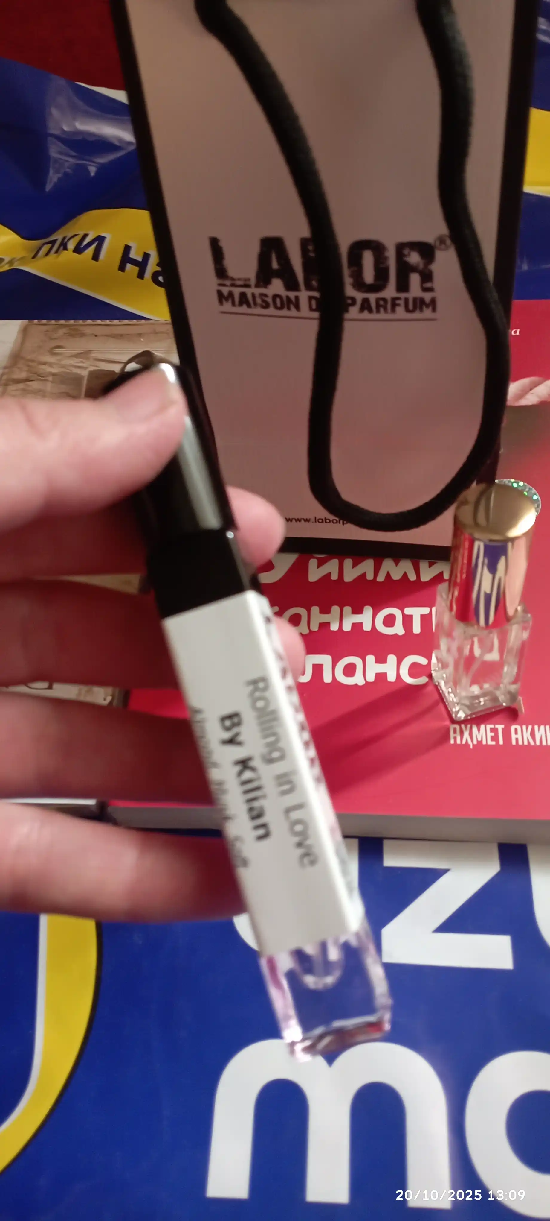 LABOR Parfum Rolling in Love By Kilian, Erkak va ayollar parfyumi flakonlarda