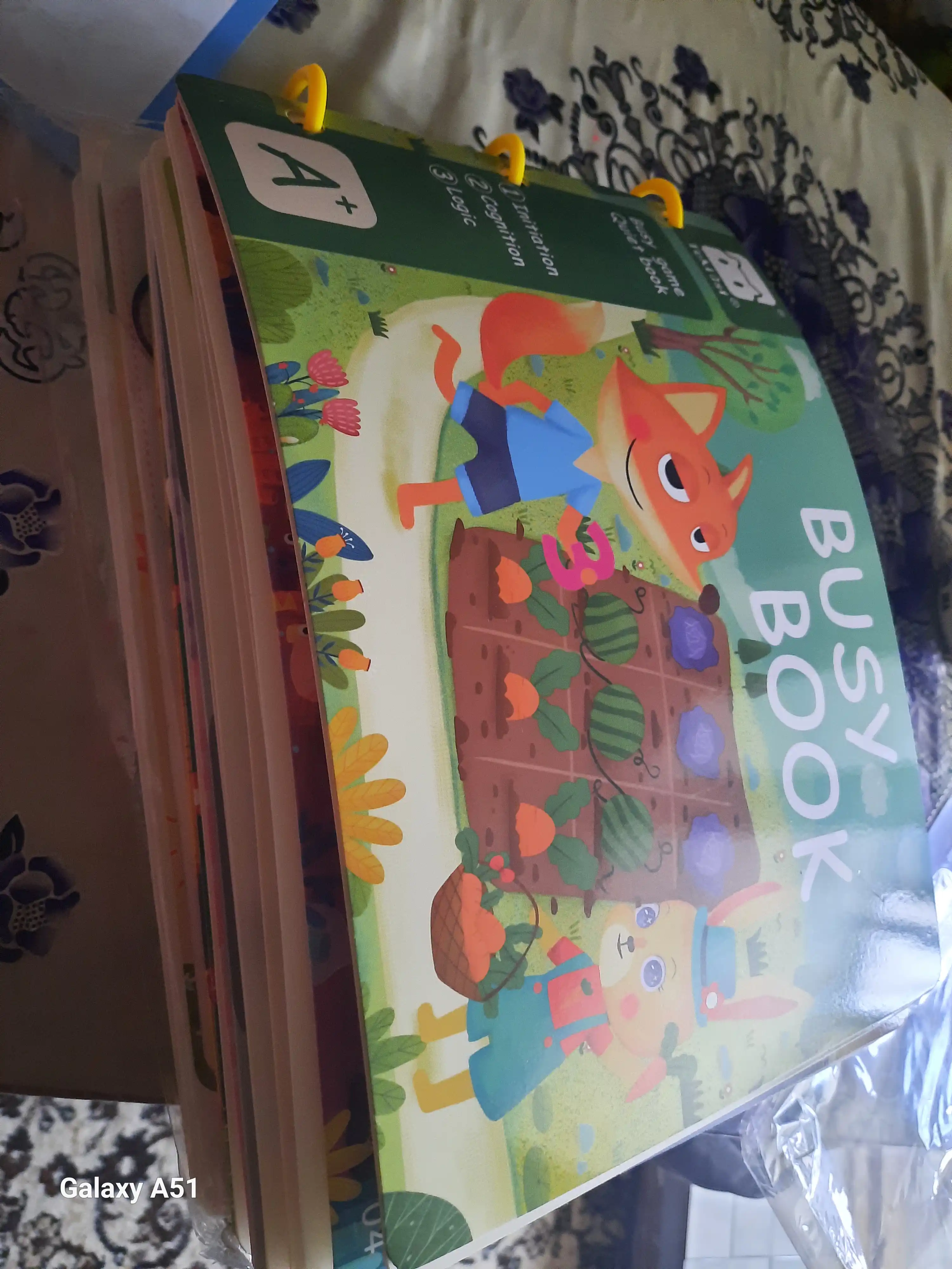 Usborne Busy Book, fetrdan tayyorlangan bizibord-kitob - kichkintoylar uchun taktil rivojlantiruvchi kitob