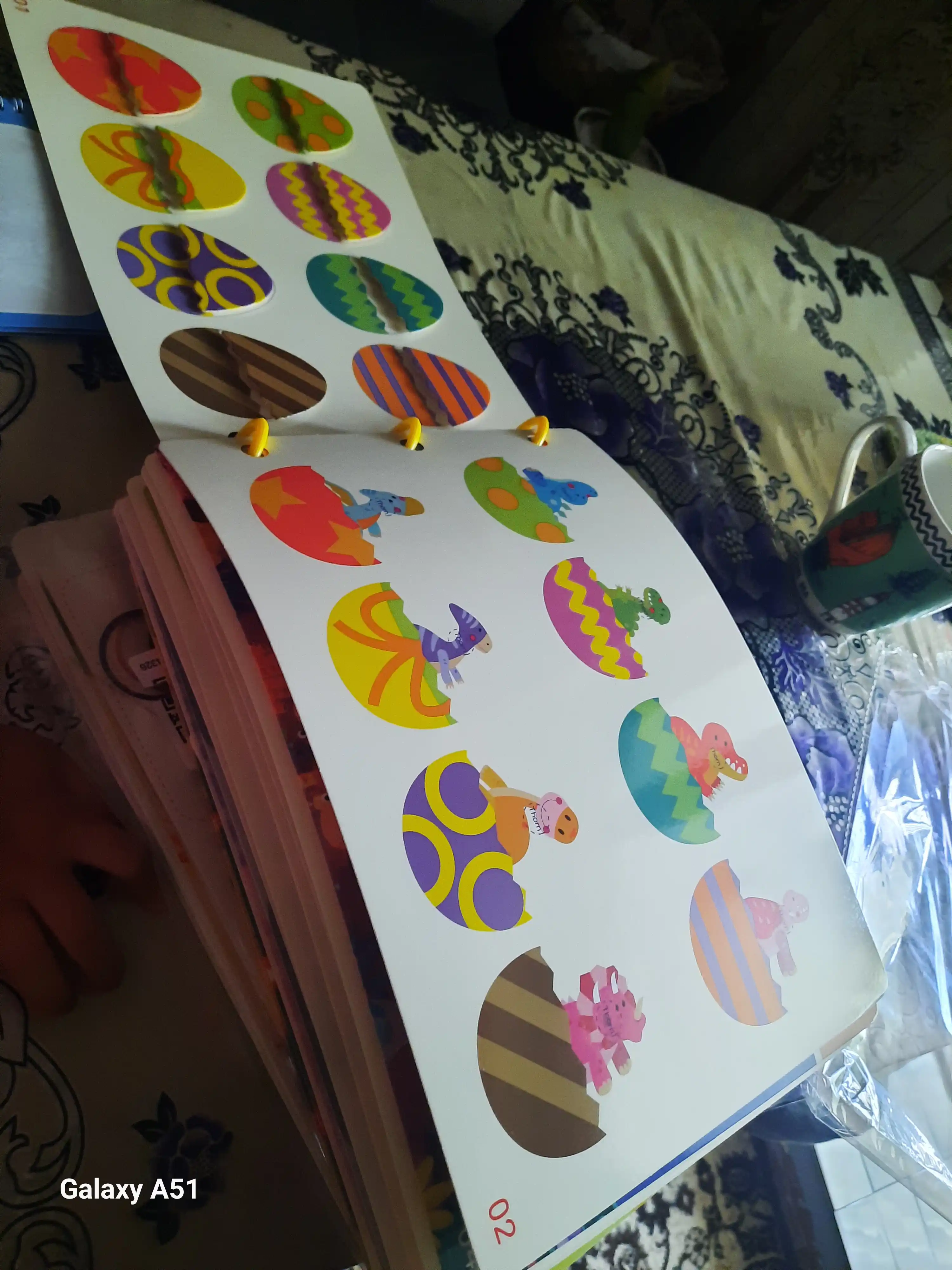 Usborne Busy Book, fetrdan tayyorlangan bizibord-kitob - kichkintoylar uchun taktil rivojlantiruvchi kitob