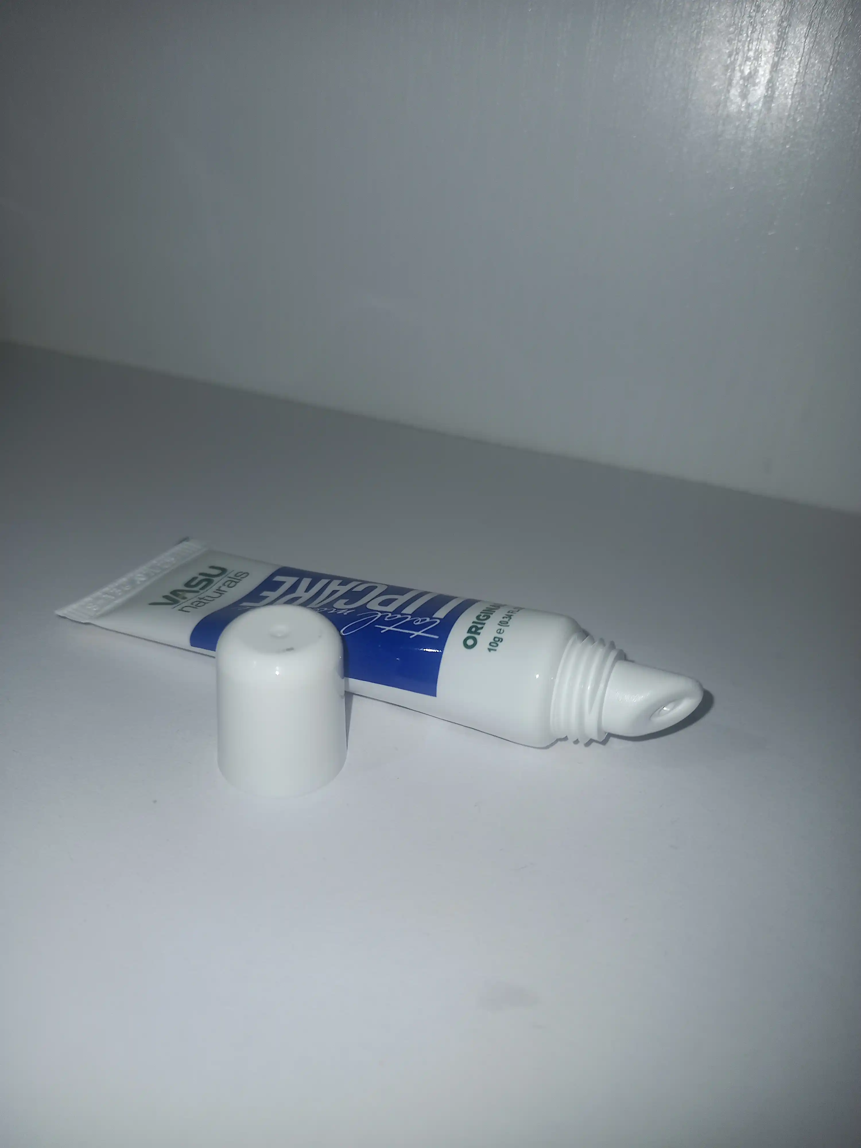 Vasu Lipcare 10 g lab balzami — namlantirish, oziqlantirish, quruqlikdan himoya
