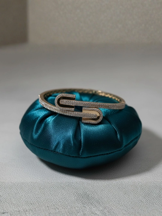 Ayollar uchun oltin braslet, bilaguzuk, 585 namuna, 13.8 gr, D09B model, DIAMOND