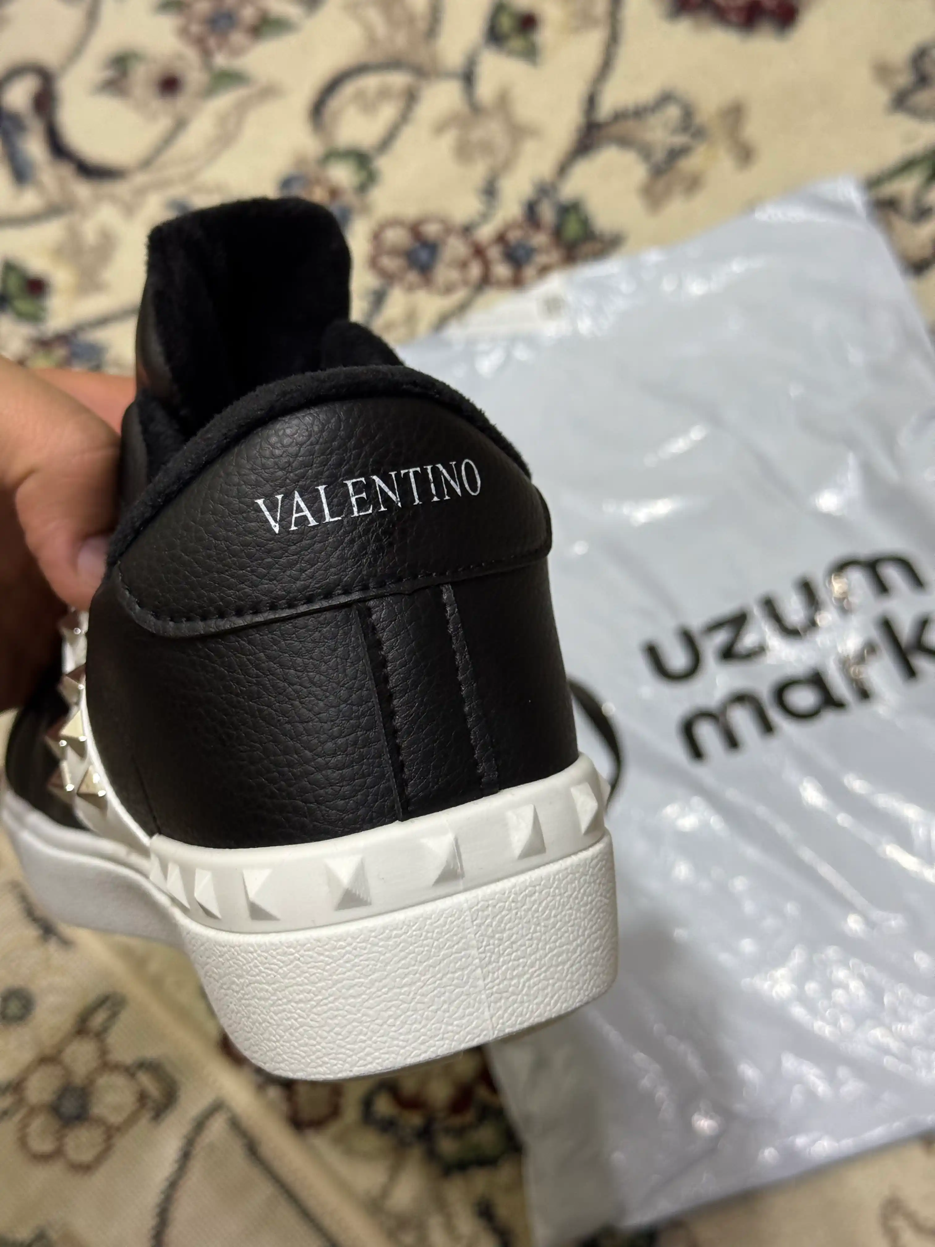 Valentino Garavani Valentino ayollar krossovkasi, kuz va qish uchun soch turmagi bilan.  36-41.