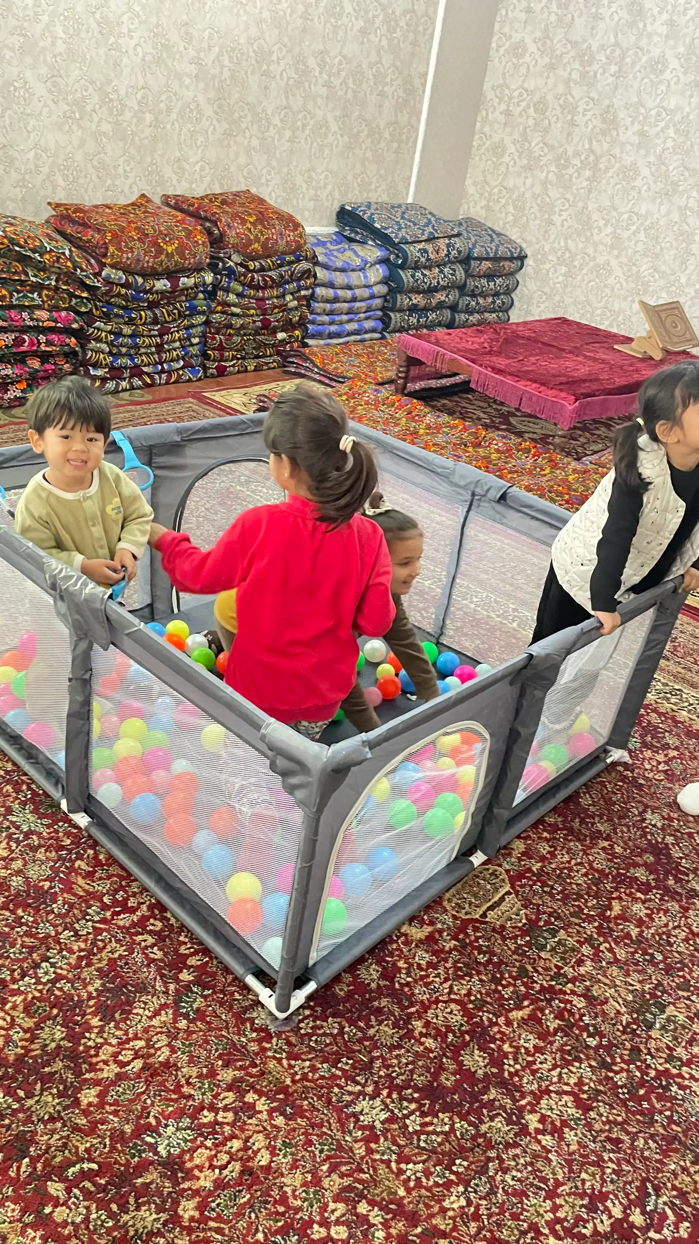 Bolalar uchun manej, bolalar aloxida o'ynashi uchun basseyn 20 ta sharlari bilan