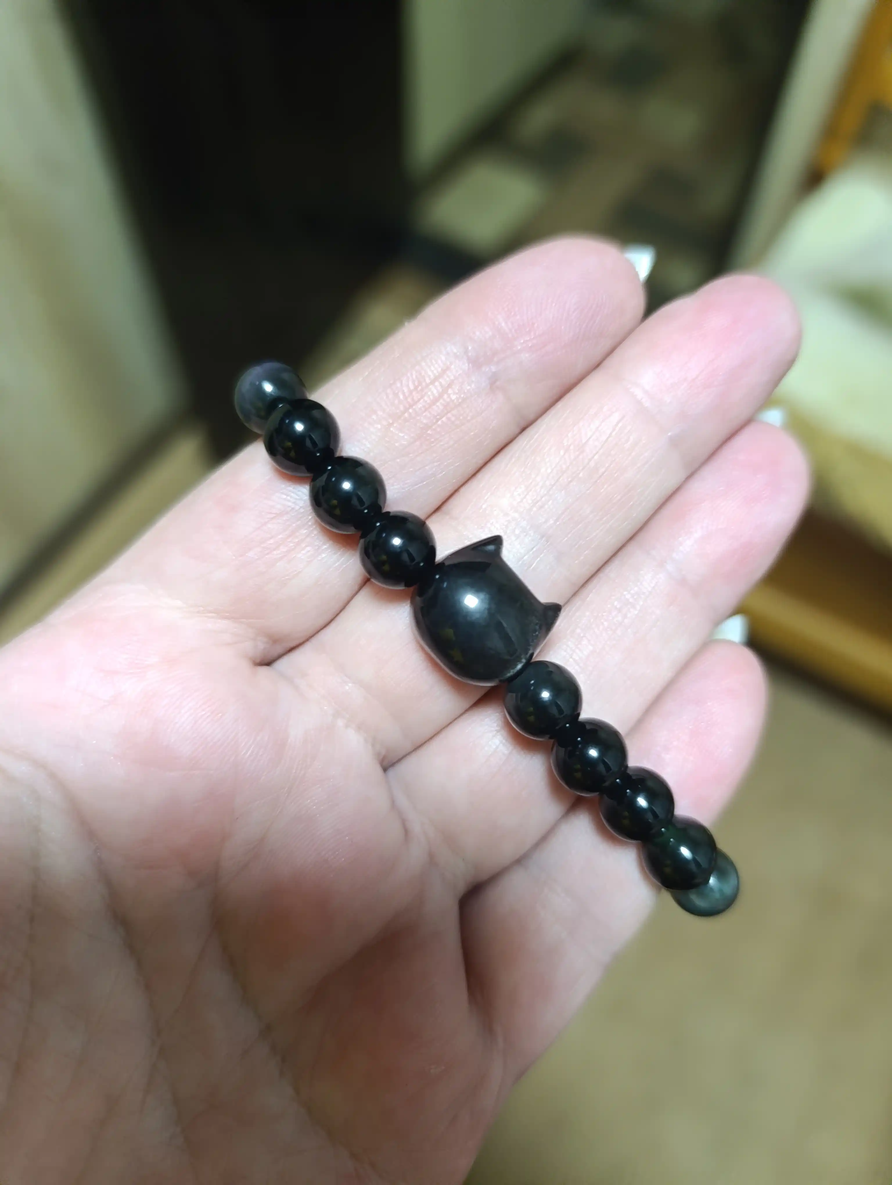 Tabiiy toshdan yasalgan ayollar bilaguzuki, mushukli obsidian bilaguzuki