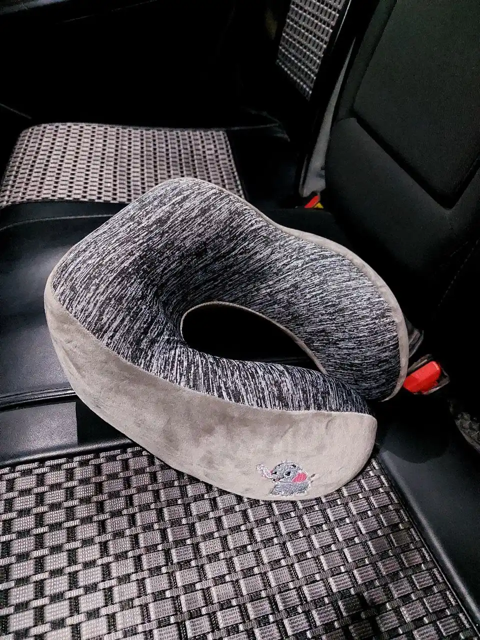 Sayohat va dam olish uchun bo‘yin yostig‘i, samolyot, poyezd va mashina uchun.Memory foam