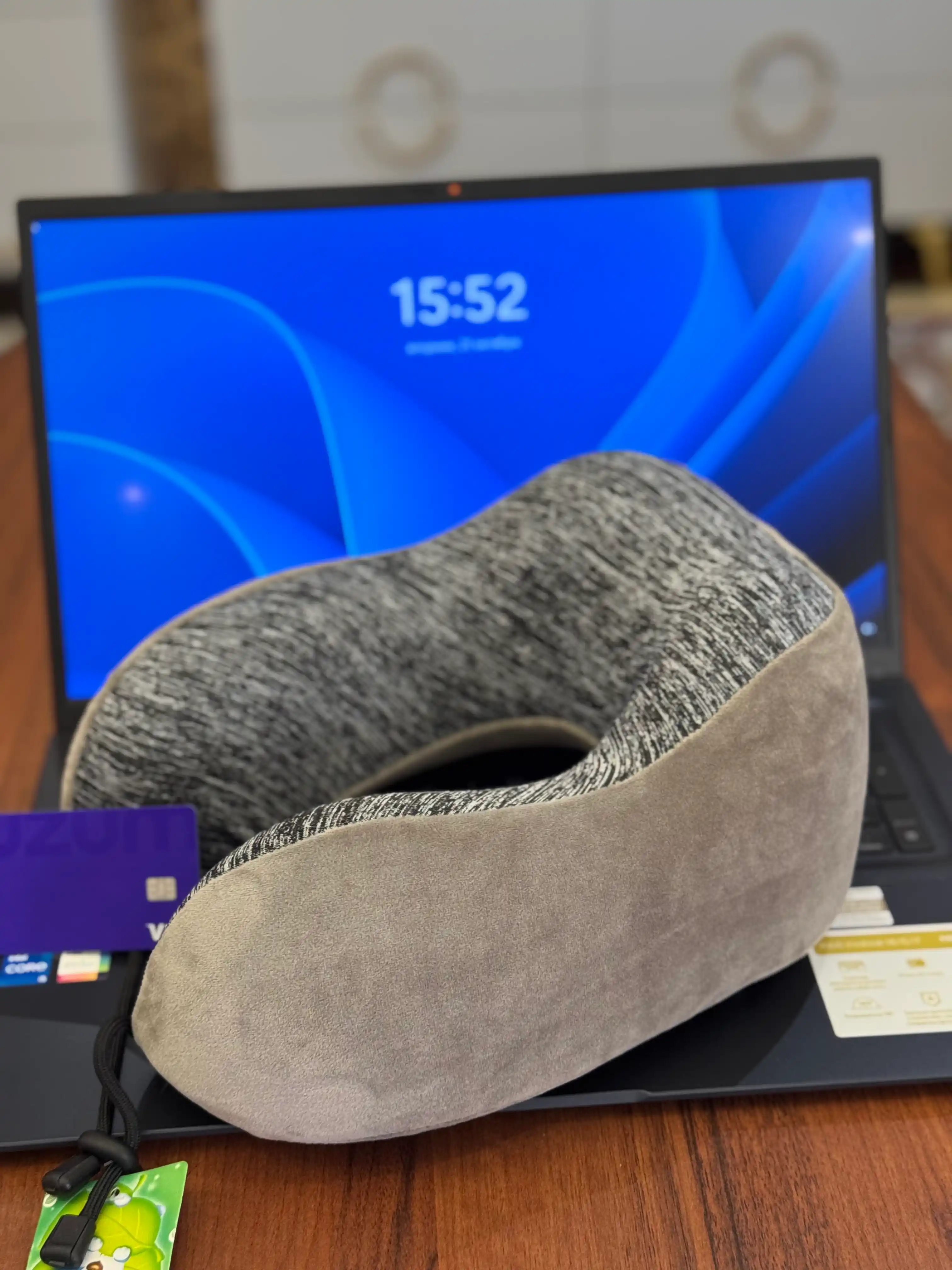 Sayohat va dam olish uchun bo‘yin yostig‘i, samolyot, poyezd va mashina uchun.Memory foam