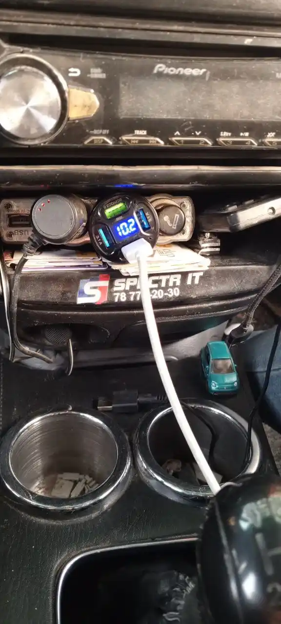 Автомобильный разветвитель с USB, быстрой зарядкой, вольтметром и подсветкой, 100W