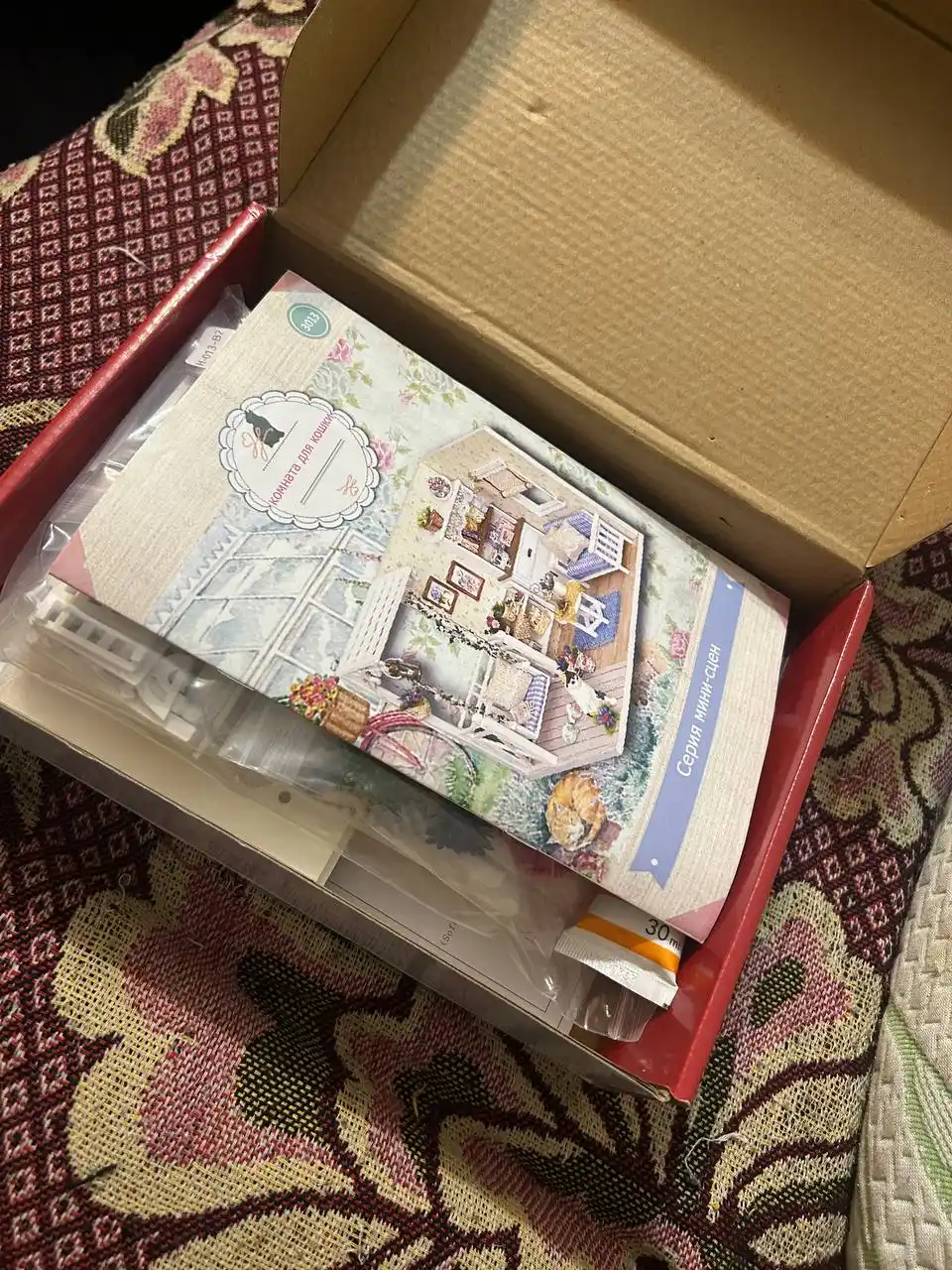 Rumboks DIY "Mushukcha yotoqxonasi" yoritgich bilan, konstruktor, rus tilidagi ko'rsatma