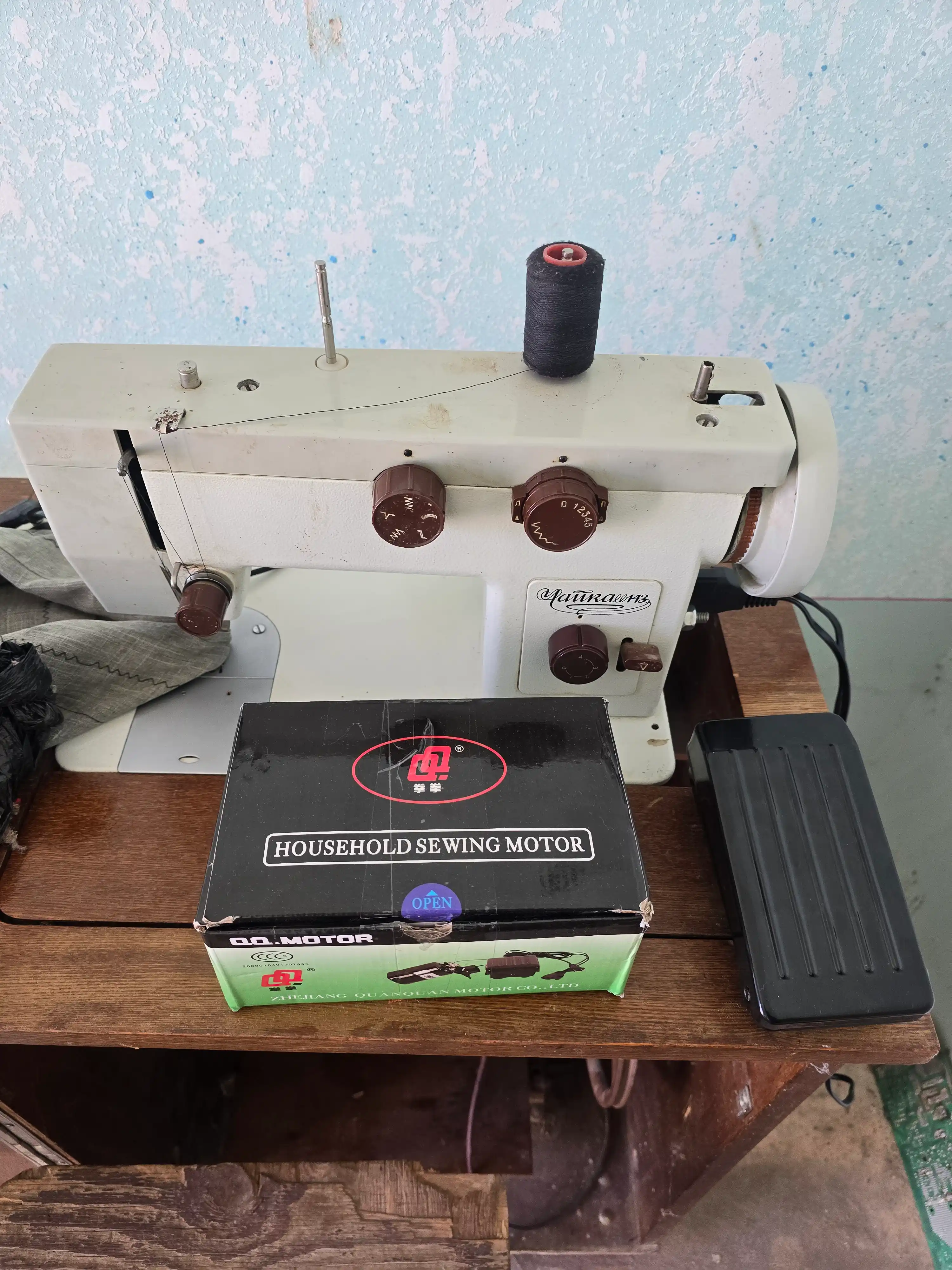 Bir ignali tikuv mashnasi uchun elektirlashtirilgan, motor