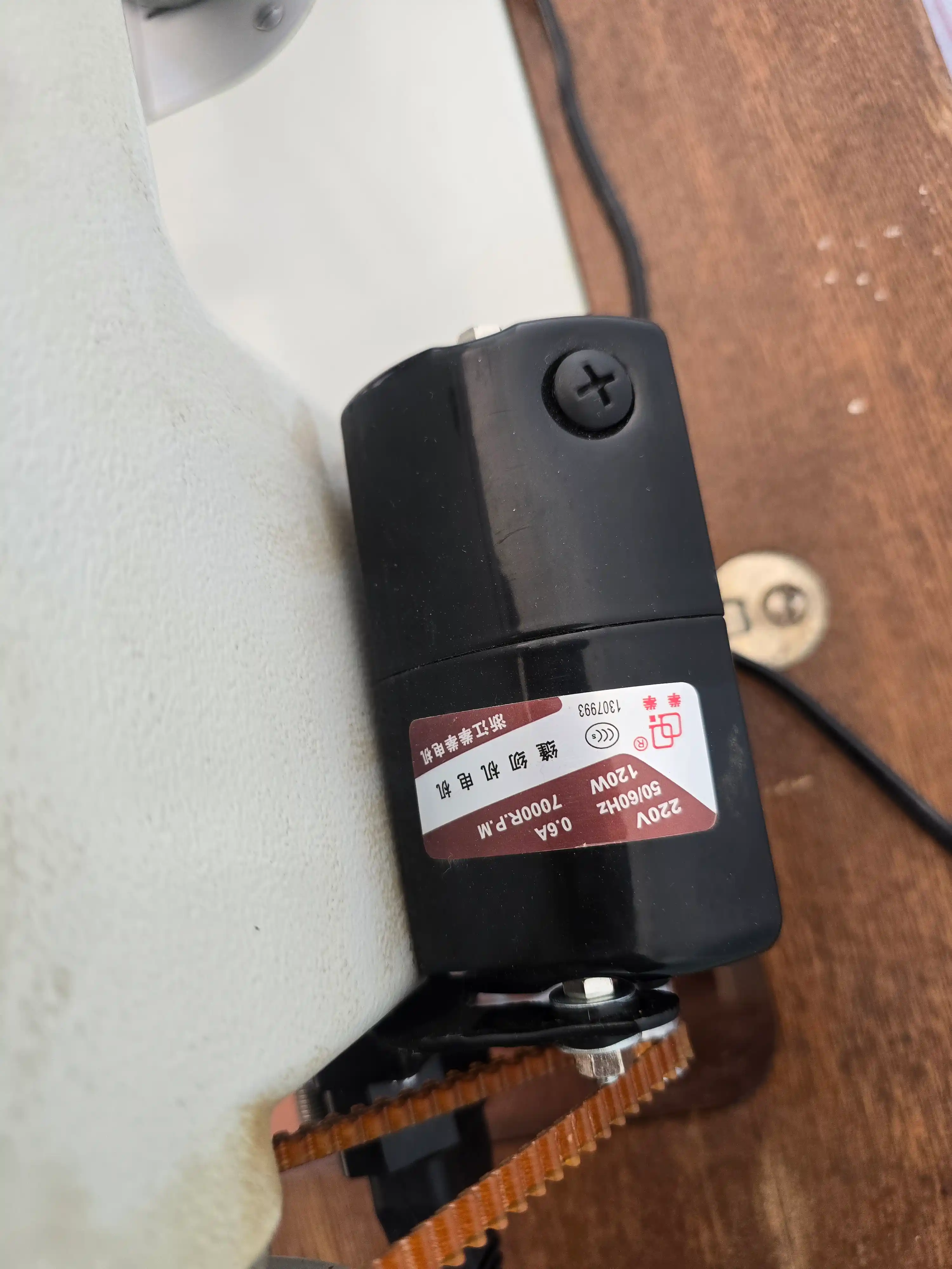 Bir ignali tikuv mashnasi uchun elektirlashtirilgan, motor