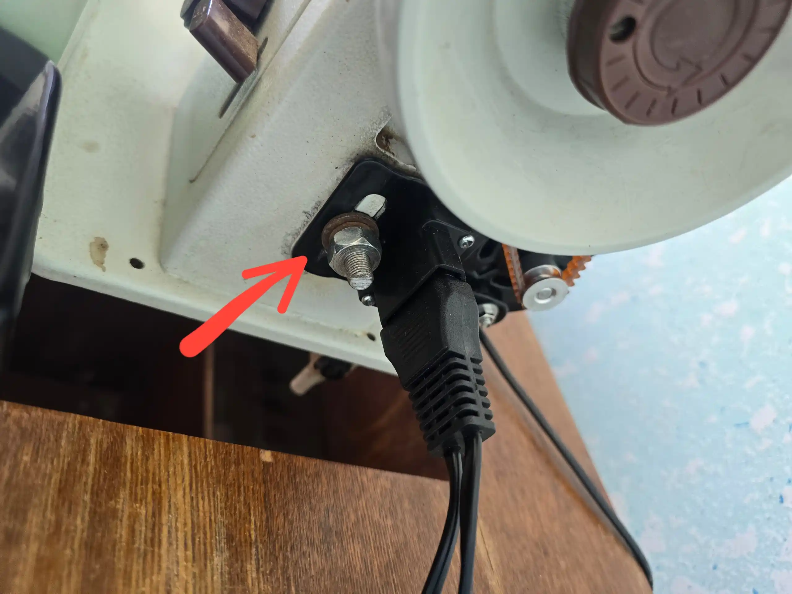 Bir ignali tikuv mashnasi uchun elektirlashtirilgan, motor